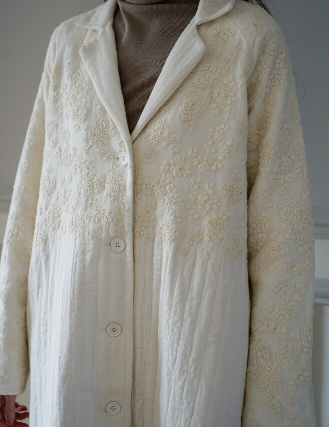 Manteau matelassé RITA avec broderie de fleurs ・ Ivoire