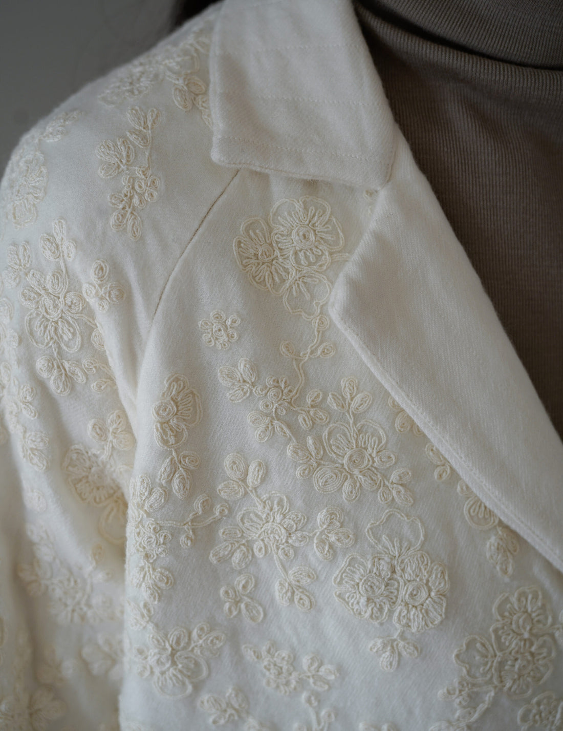 Manteau matelassé RITA avec broderie de fleurs ・ Ivoire