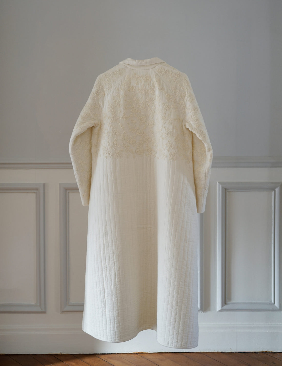 Manteau matelassé RITA avec broderie de fleurs ・ Ivoire