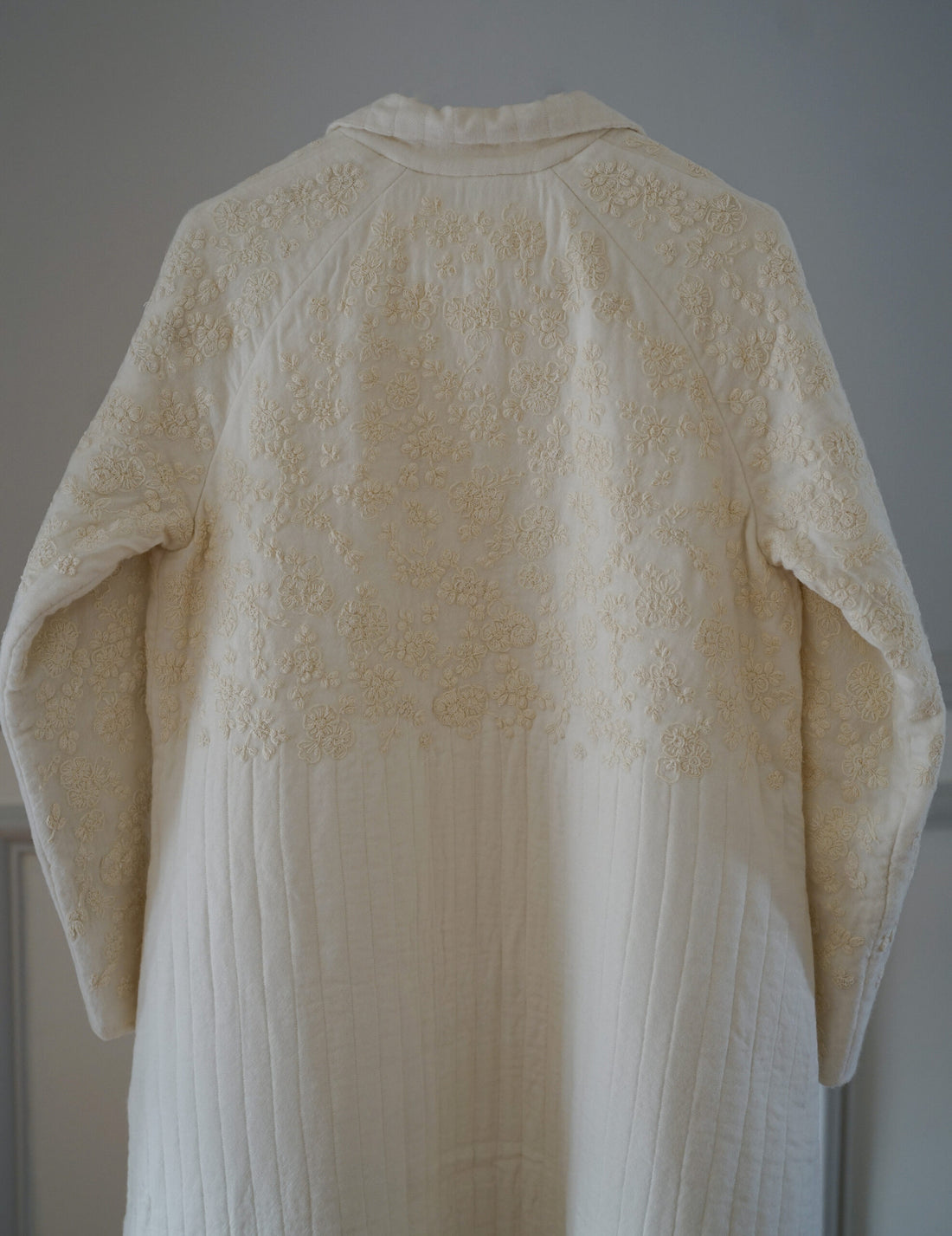 Manteau matelassé RITA avec broderie de fleurs ・ Ivoire