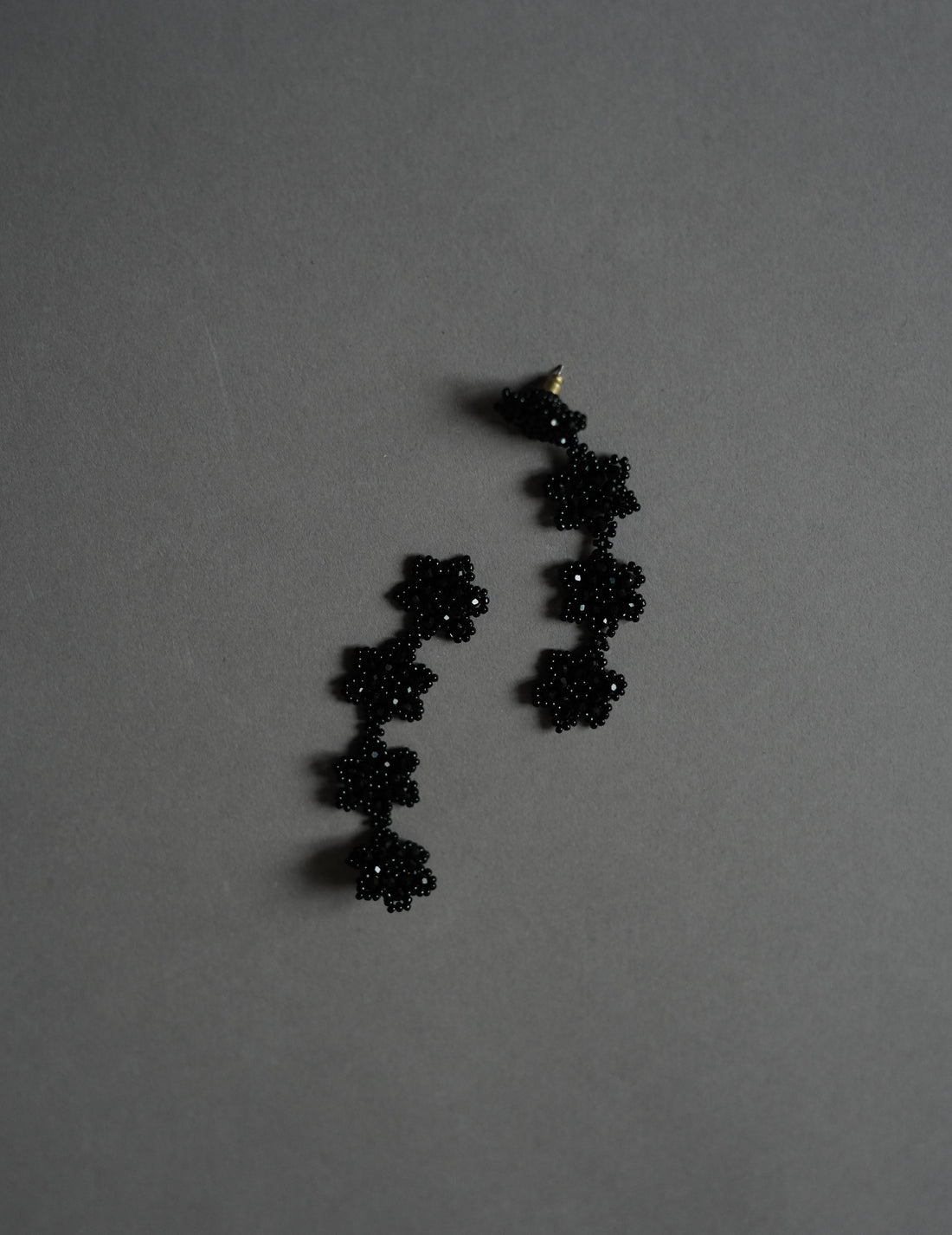 Beaded Flower Earrings・Black