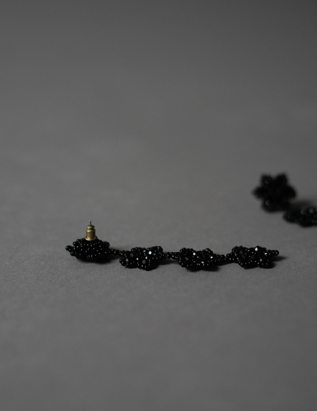 Beaded Flower Earrings・Black