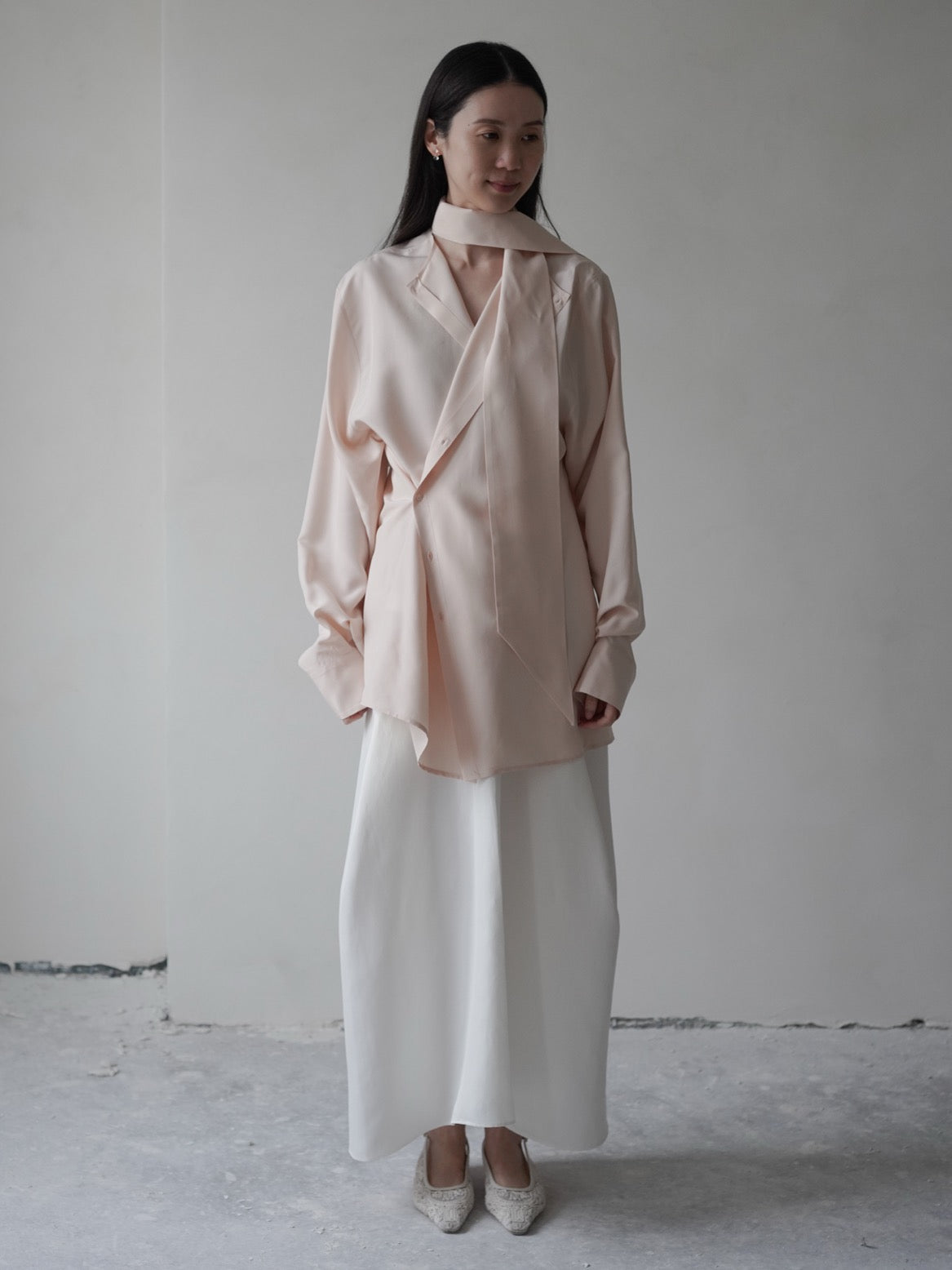 Collar Tie Back Silk Blouse・Nude