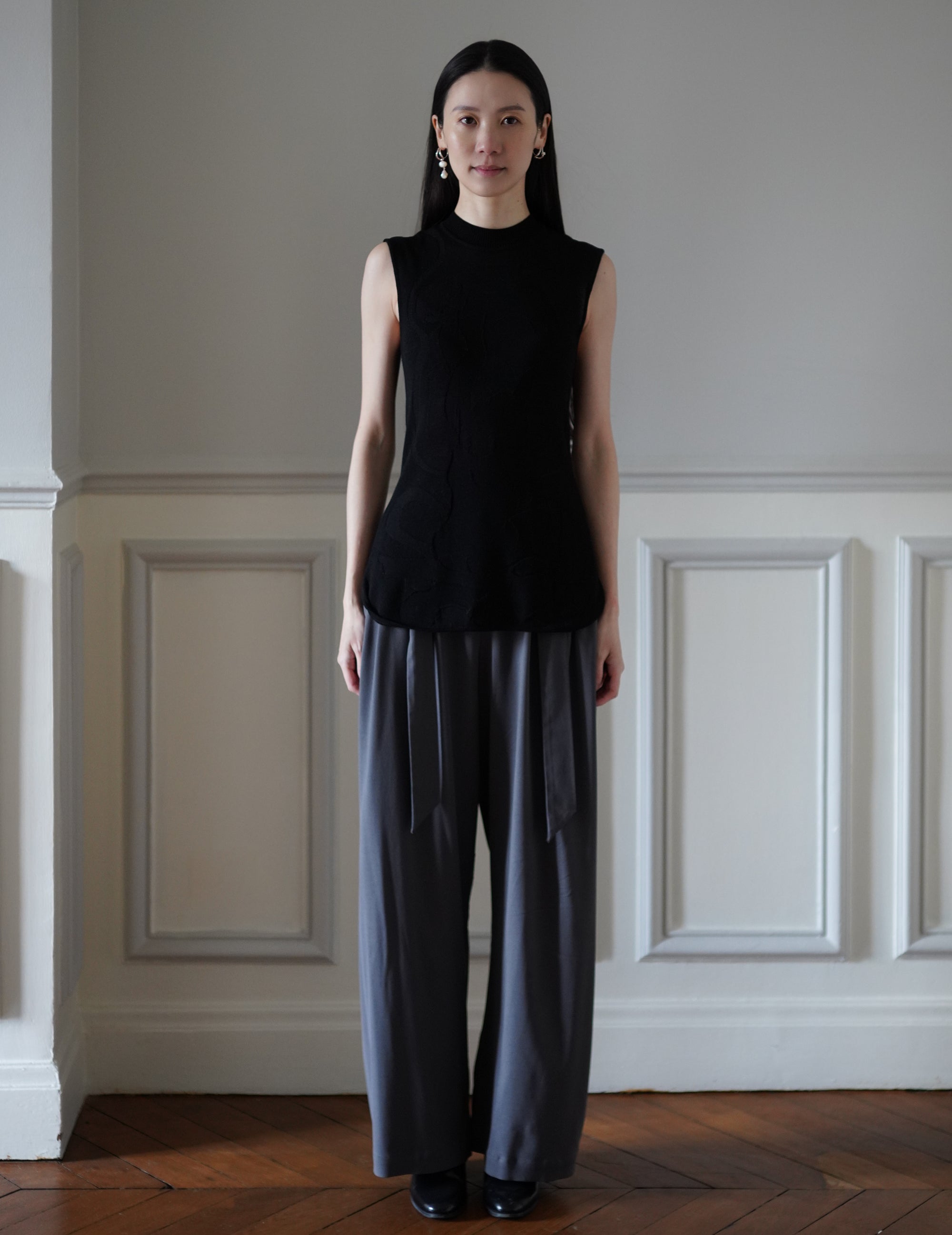 Woman Figure Sleeveless Knitted Top・Black