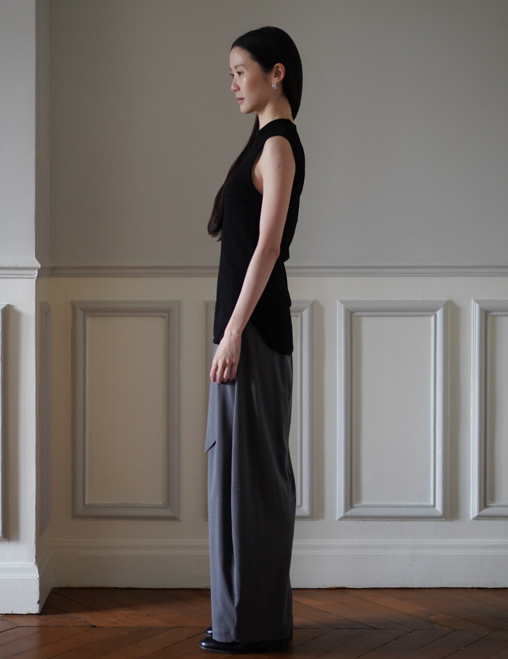 Woman Figure Sleeveless Knitted Top・Black