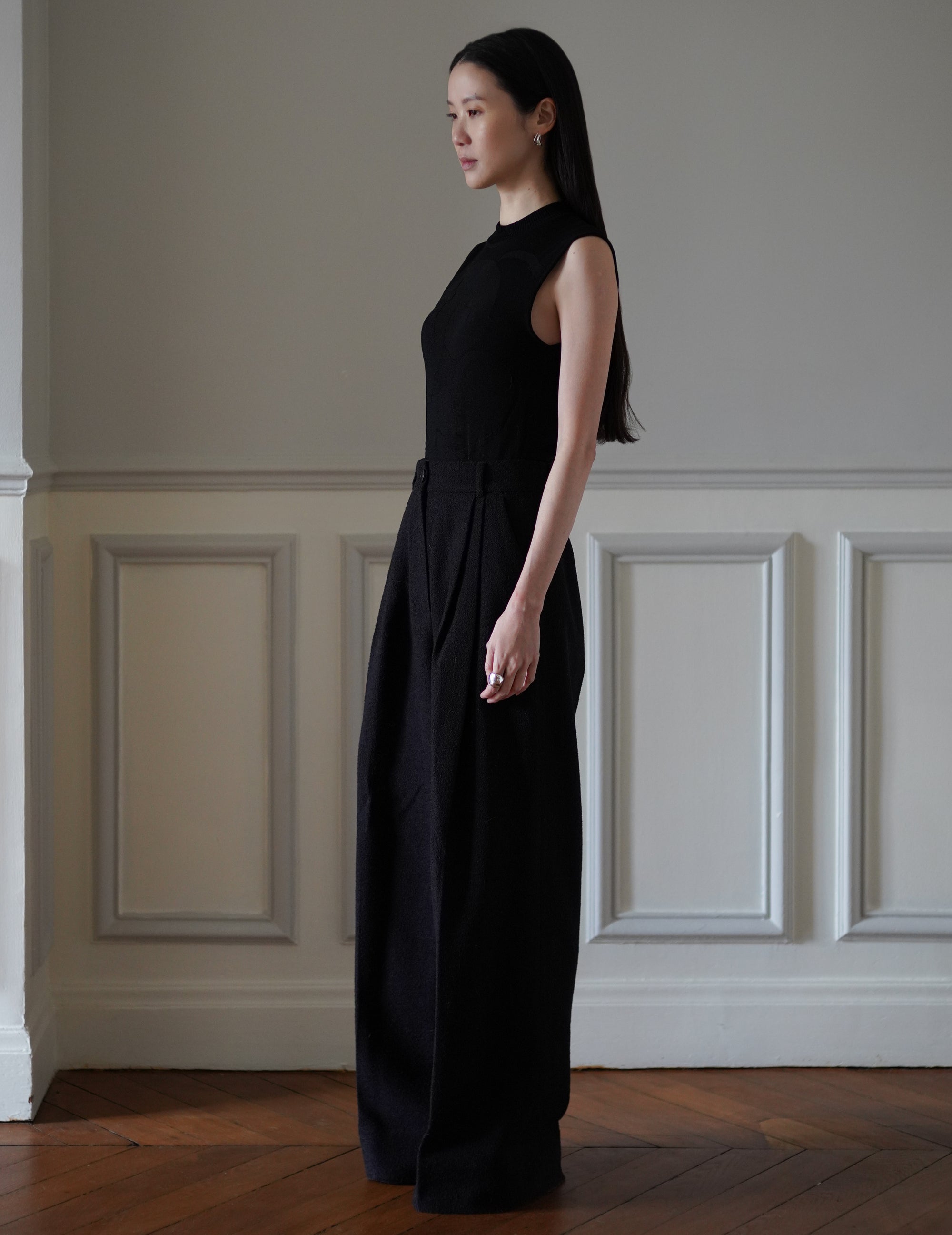 Woman Figure Sleeveless Knitted Top・Black