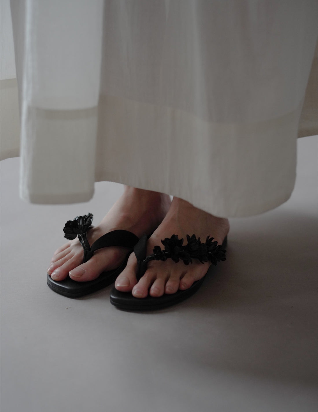 Floral Motif Sandals・Black