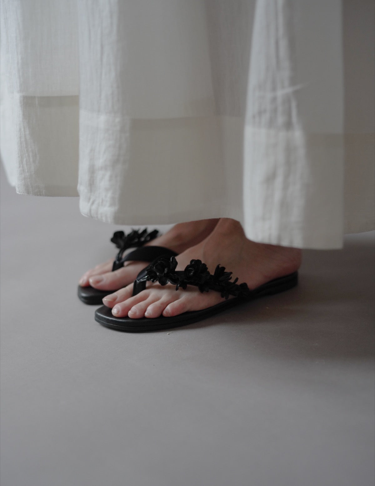 Floral Motif Sandals・Black