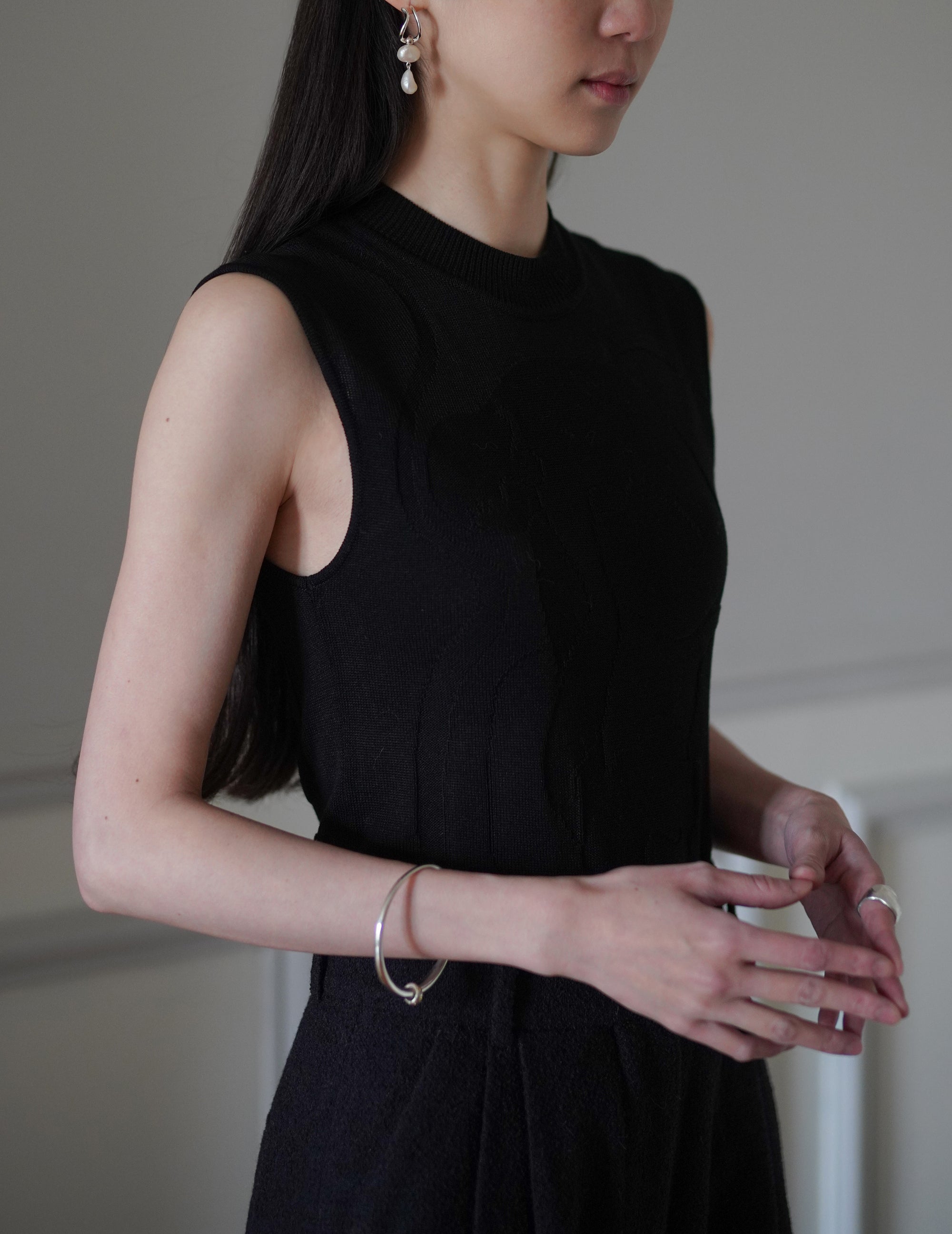 Woman Figure Sleeveless Knitted Top・Black