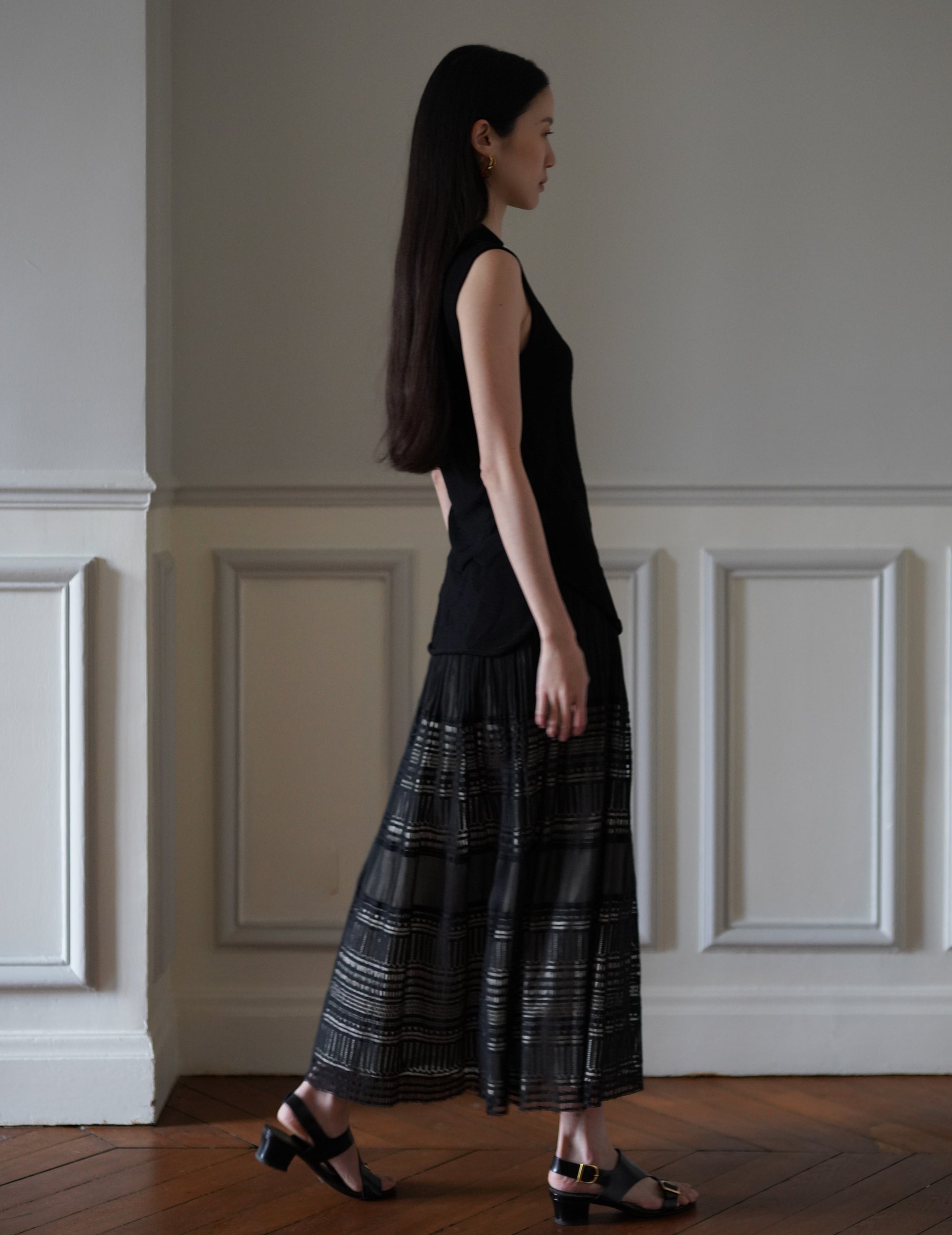 Woman Figure Sleeveless Knitted Top・Black