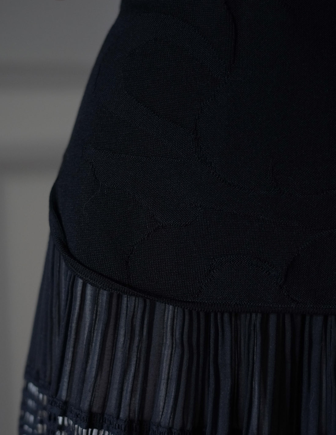 Woman Figure Sleeveless Knitted Top・Black