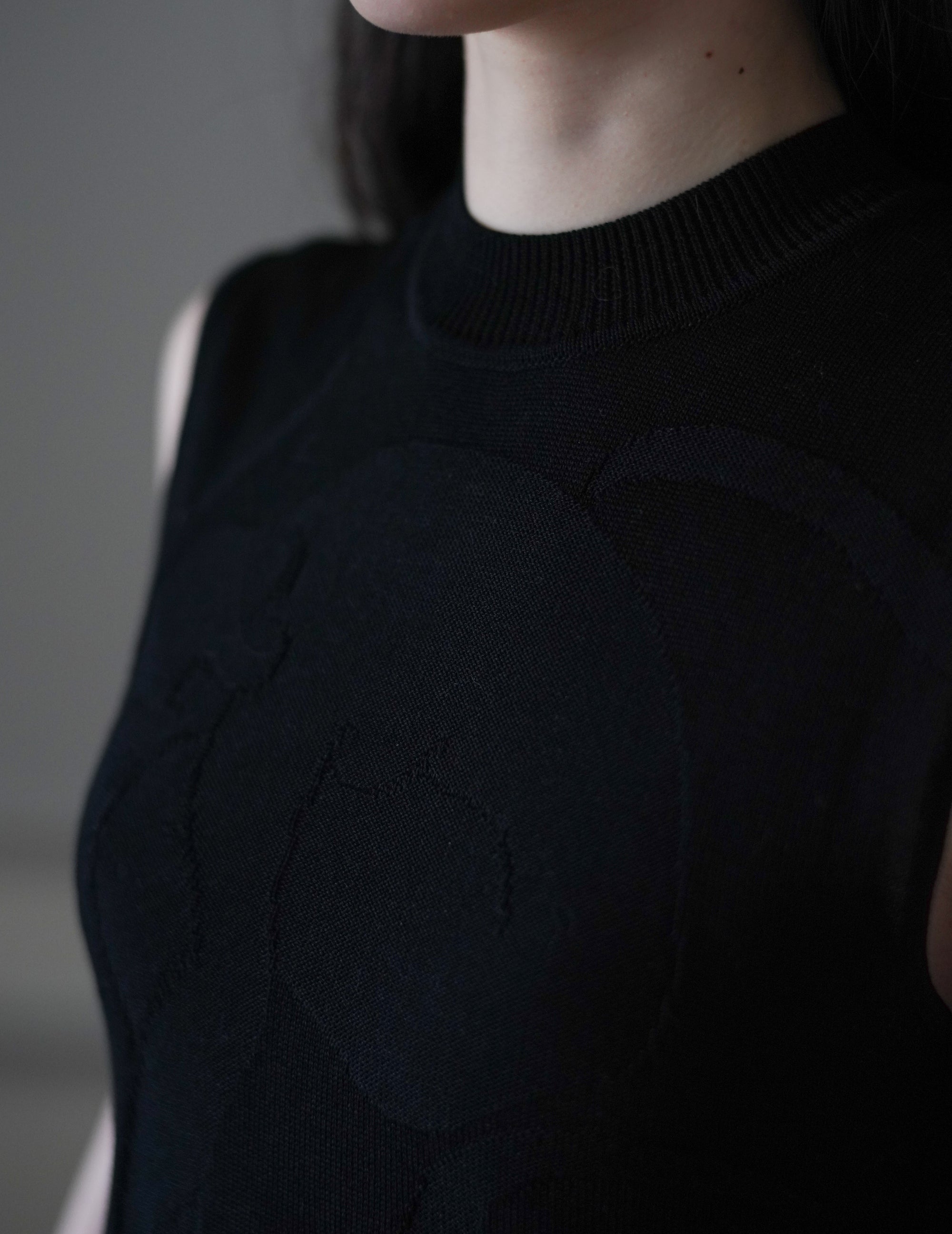 Woman Figure Sleeveless Knitted Top・Black