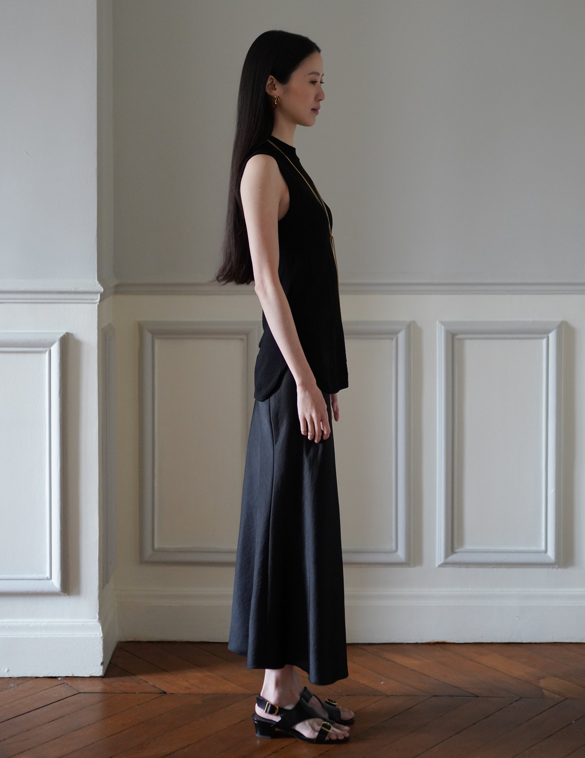 Woman Figure Sleeveless Knitted Top・Black