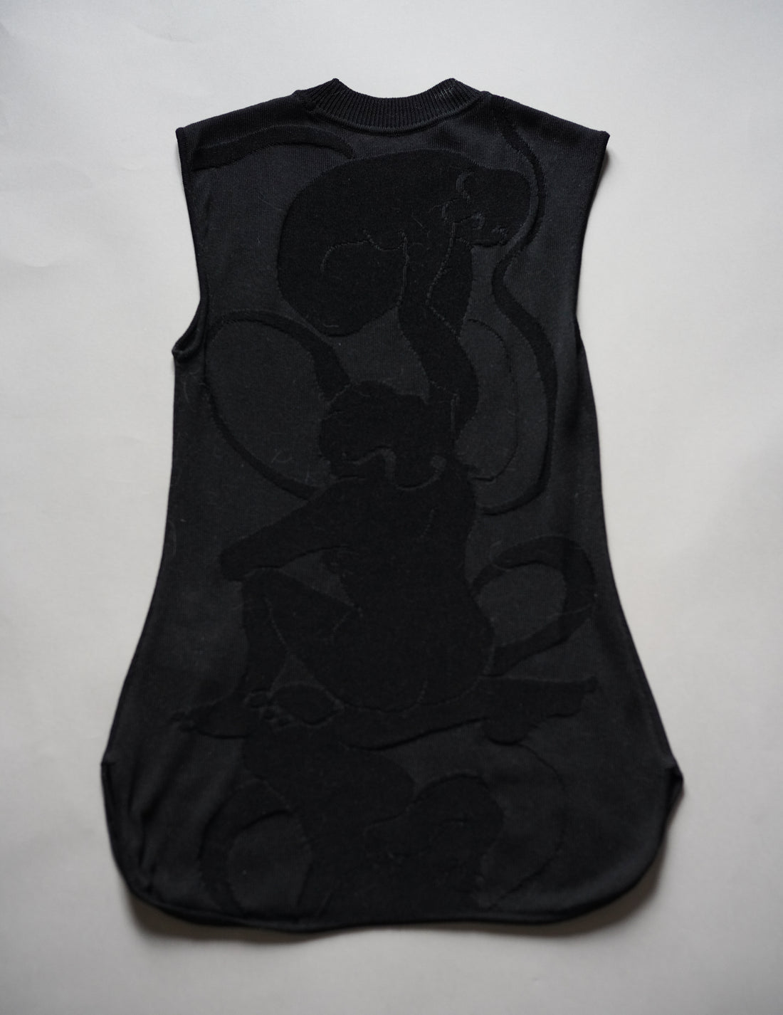 Woman Figure Sleeveless Knitted Top・Black