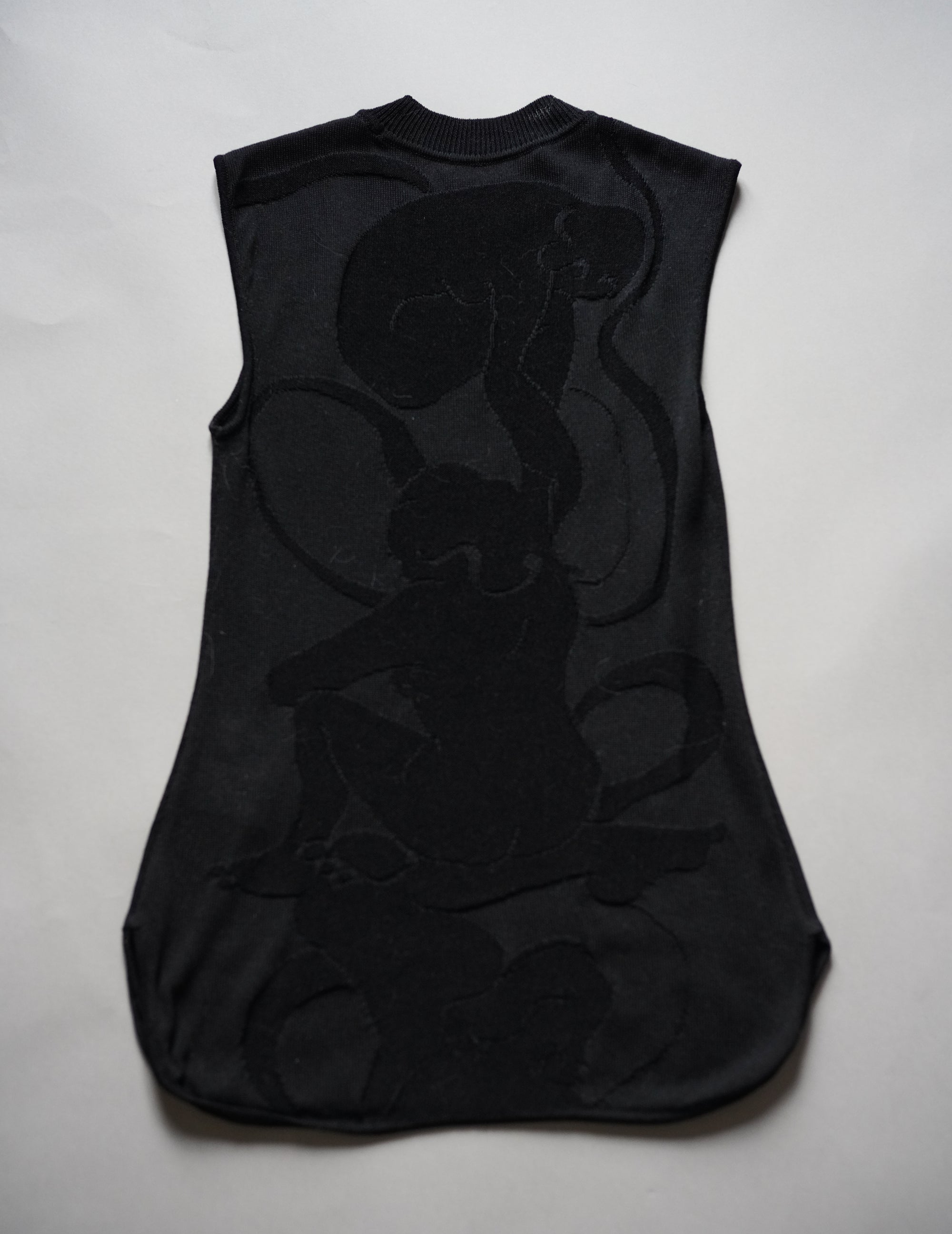 Woman Figure Sleeveless Knitted Top・Black