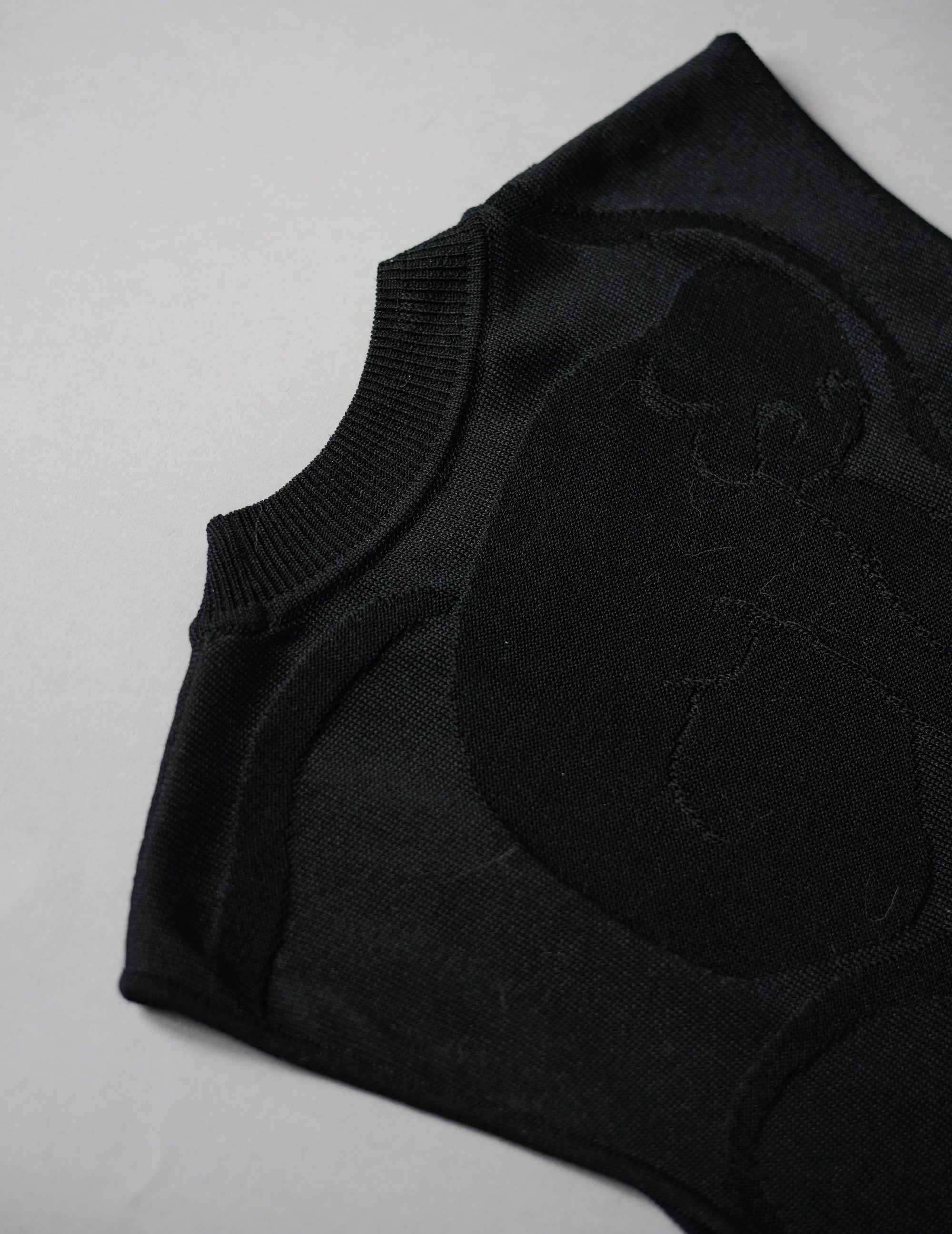 Woman Figure Sleeveless Knitted Top・Black