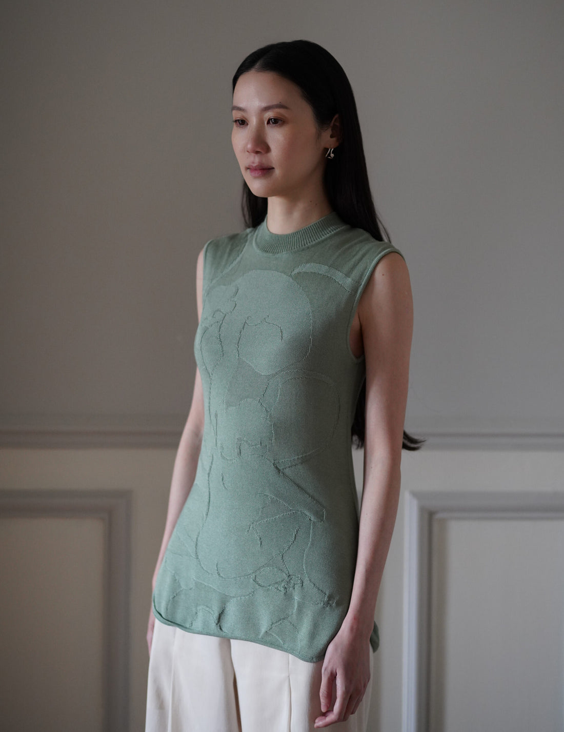 Mame Kurogouchi  |  Woman Figure Sleeveless Knitted Top・Lake Green (Exclusive Color)