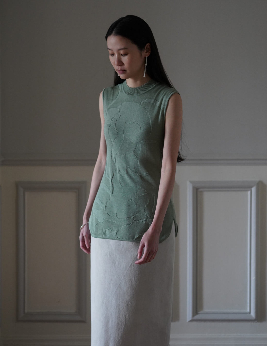 Mame Kurogouchi  |  Woman Figure Sleeveless Knitted Top・Lake Green (Exclusive Color)