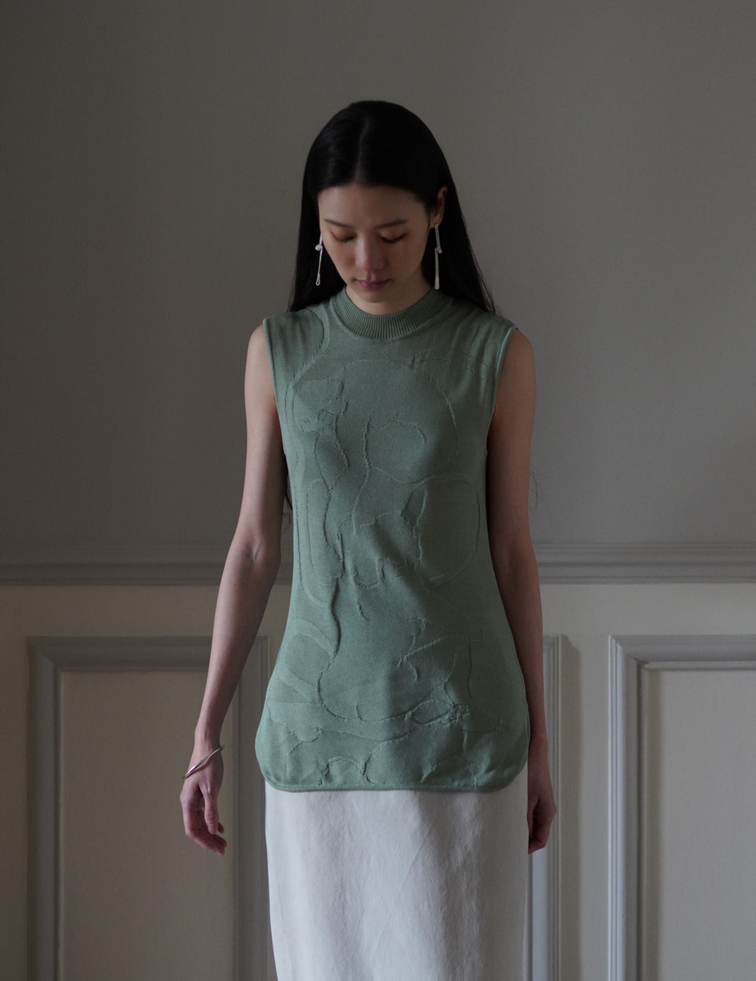 Mame Kurogouchi  |  Woman Figure Sleeveless Knitted Top・Lake Green (Exclusive Color)