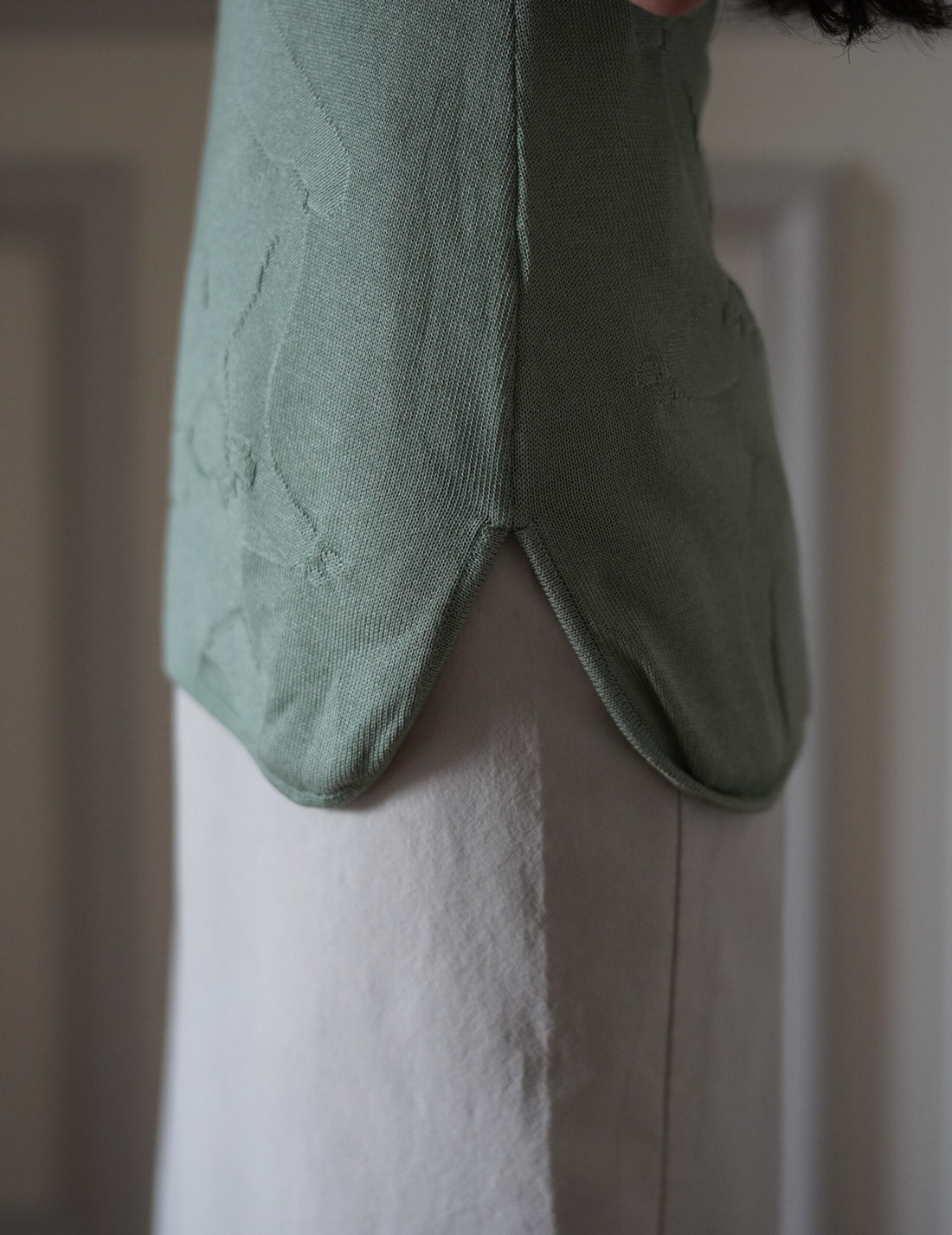 Mame Kurogouchi  |  Woman Figure Sleeveless Knitted Top・Lake Green (Exclusive Color)