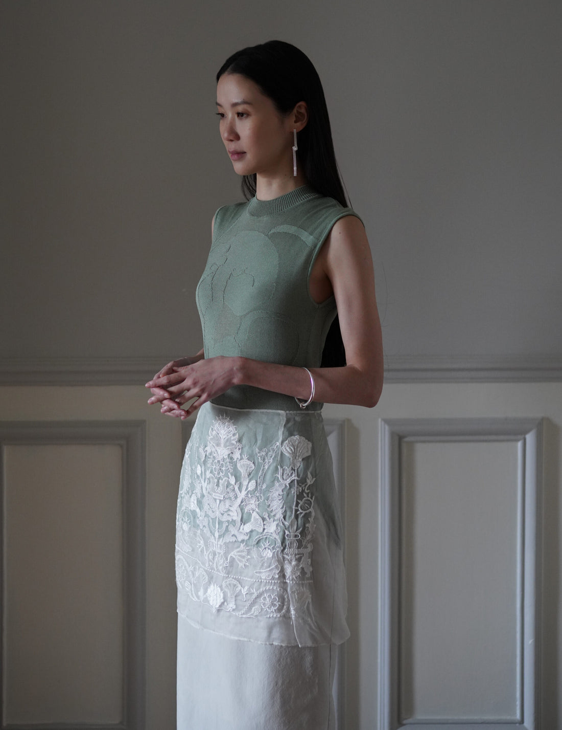 Mame Kurogouchi  |  Woman Figure Sleeveless Knitted Top・Lake Green (Exclusive Color)