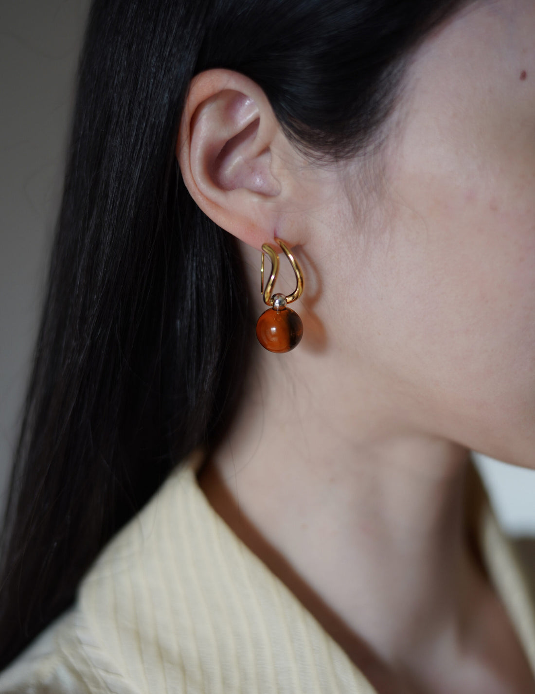 PLOW | Wave Pierces Calm・Earrings & Amber Brown Charm Set
