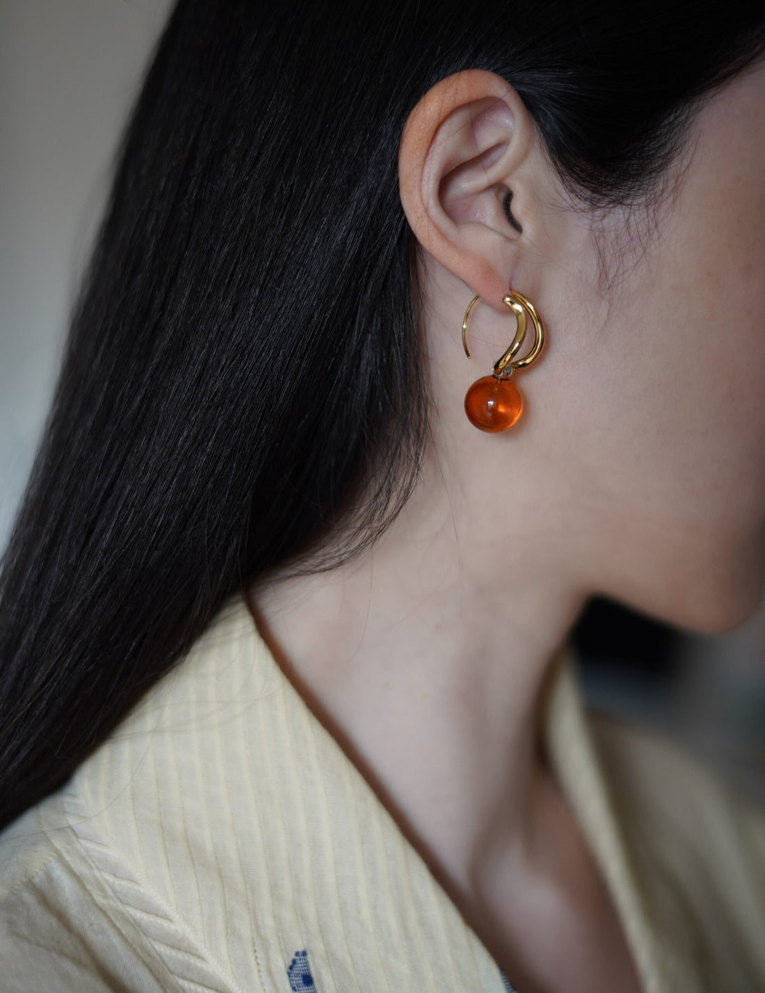 PLOW | Wave Pierces Calm・Earrings & Amber Brown Charm Set