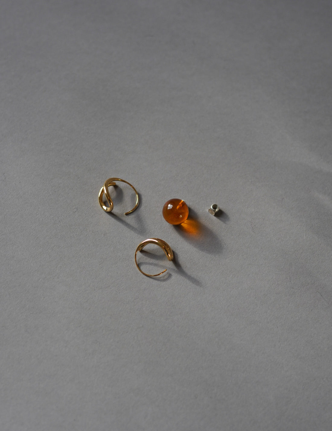 PLOW | Wave Pierces Calm・Earrings & Amber Brown Charm Set