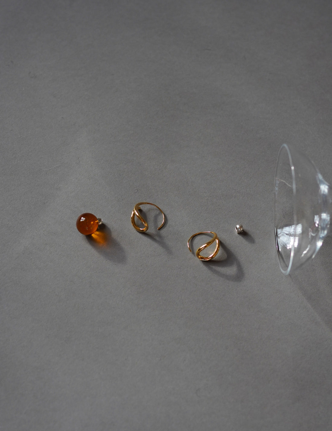 PLOW | Wave Pierces Calm・Earrings & Amber Brown Charm Set