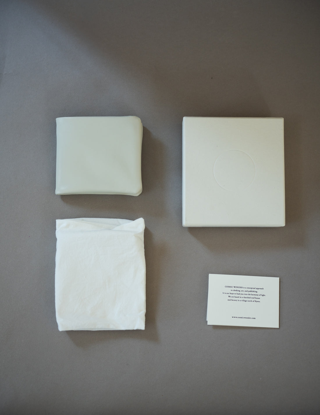 COSMIC WONDER |  Light Leather Bifold Wallet・Grey