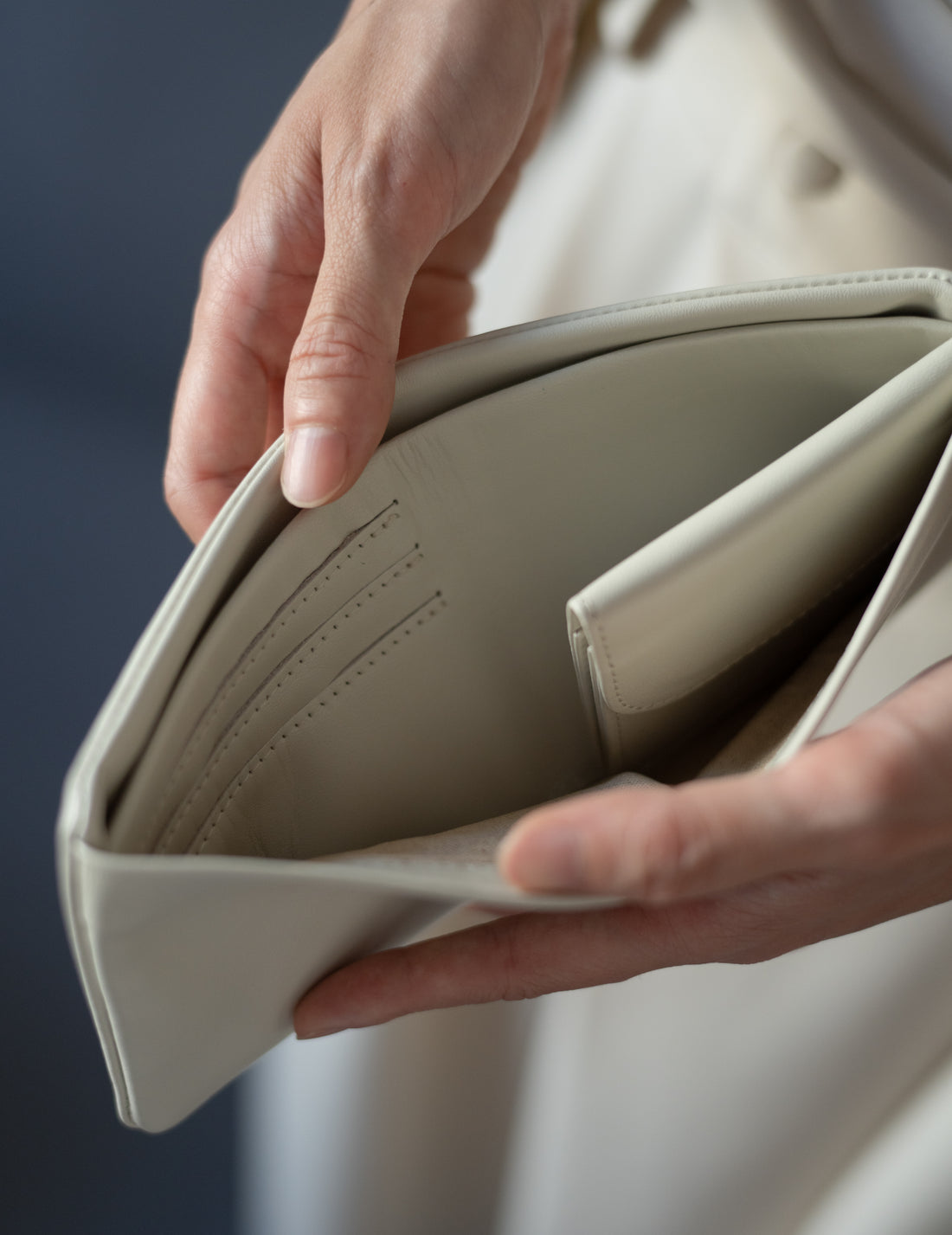 COSMIC WONDER |  Light Leather Bifold Wallet・Grey