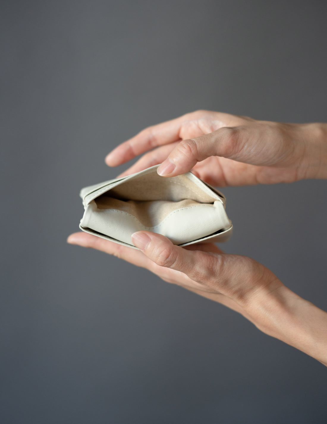 COSMIC WONDER |  Light leather card case・Grey