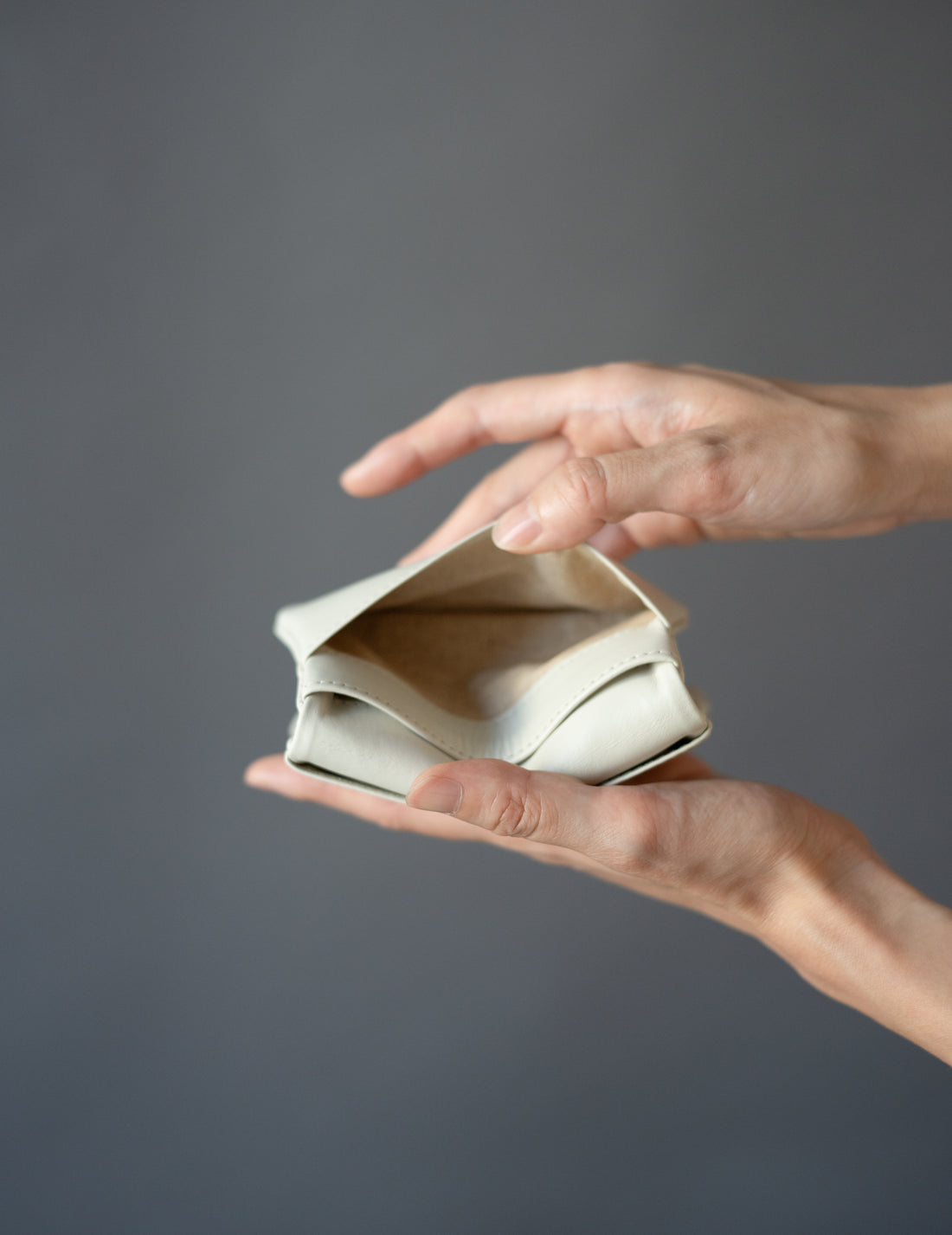 COSMIC WONDER |  Light leather card case・Grey