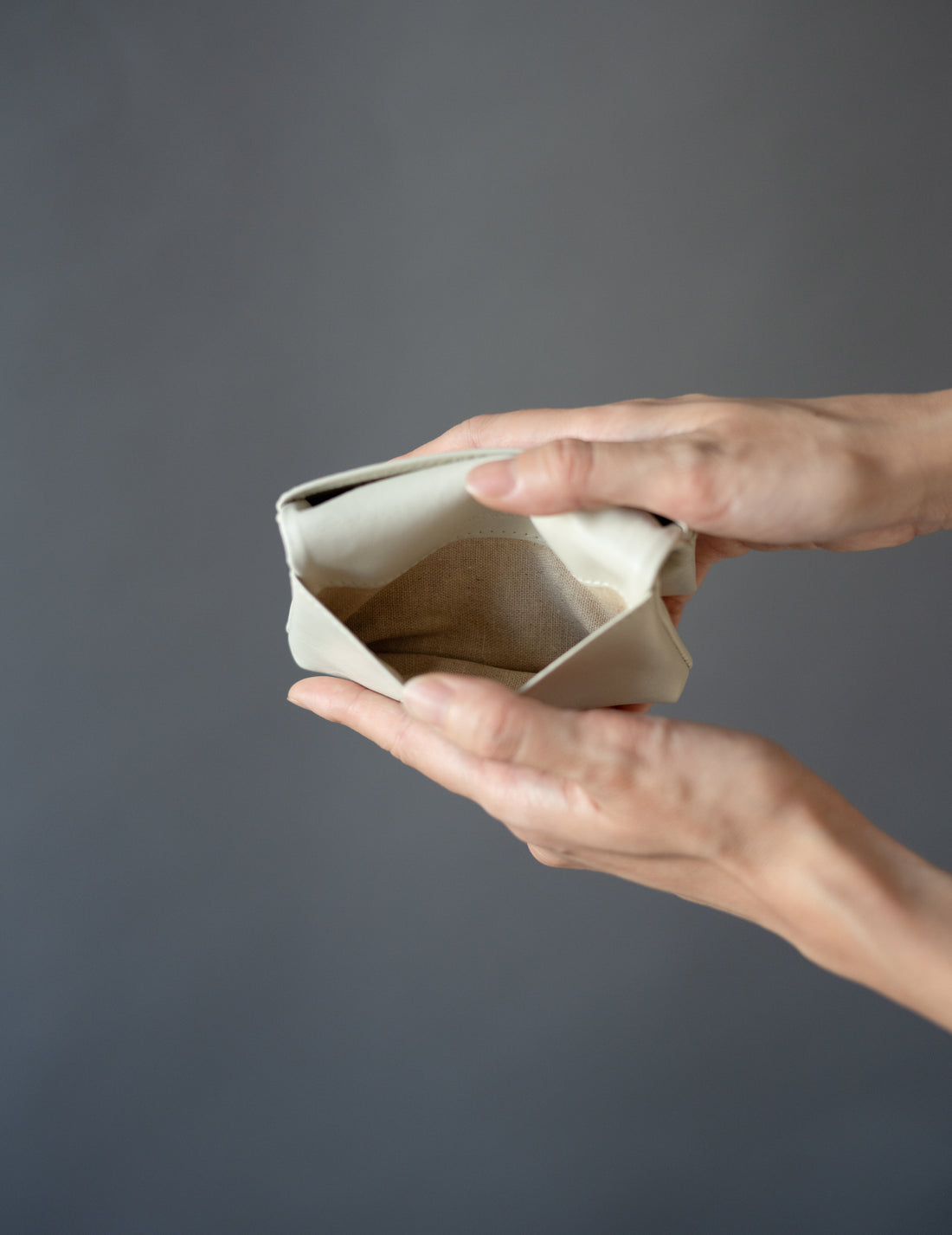 COSMIC WONDER |  Light leather card case・Grey