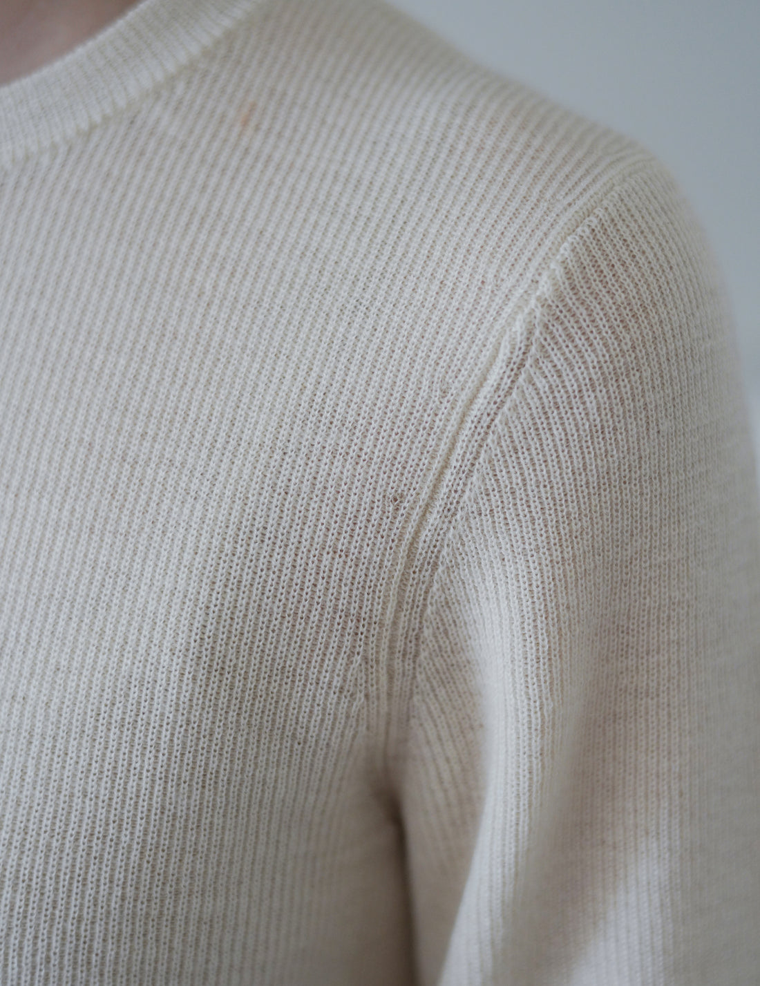 Mark Kenly Domino Tan ｜ Kami Cashmere Top・Ivory