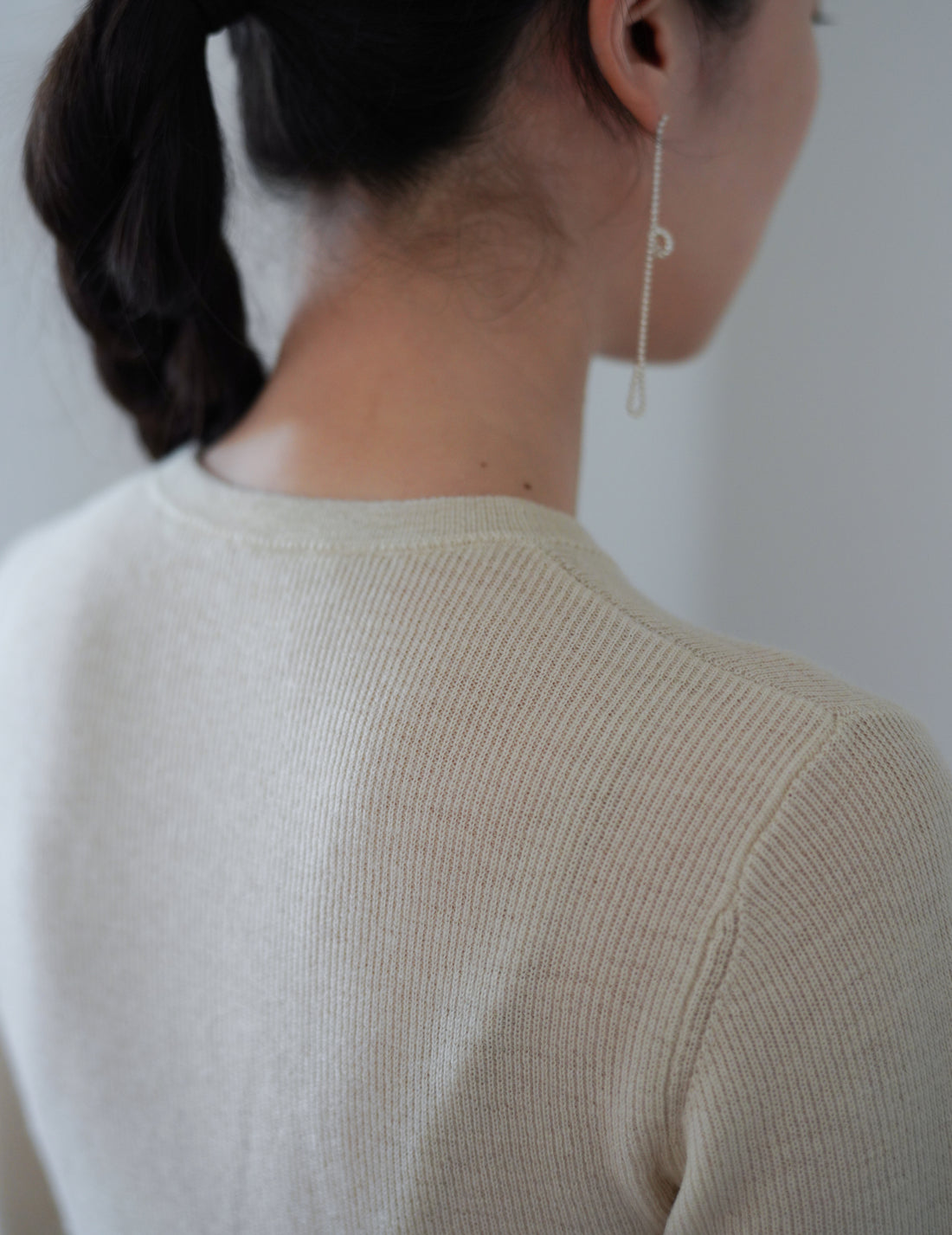 Mark Kenly Domino Tan ｜ Kami Cashmere Top・Ivory