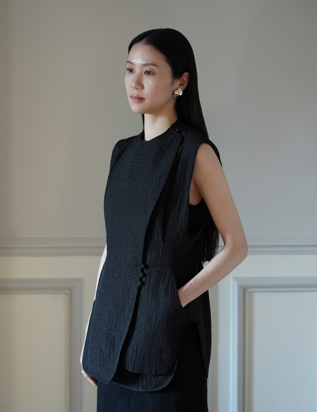 Mame Kurogouchi  | Grain Finish Flap Front Vest・Black