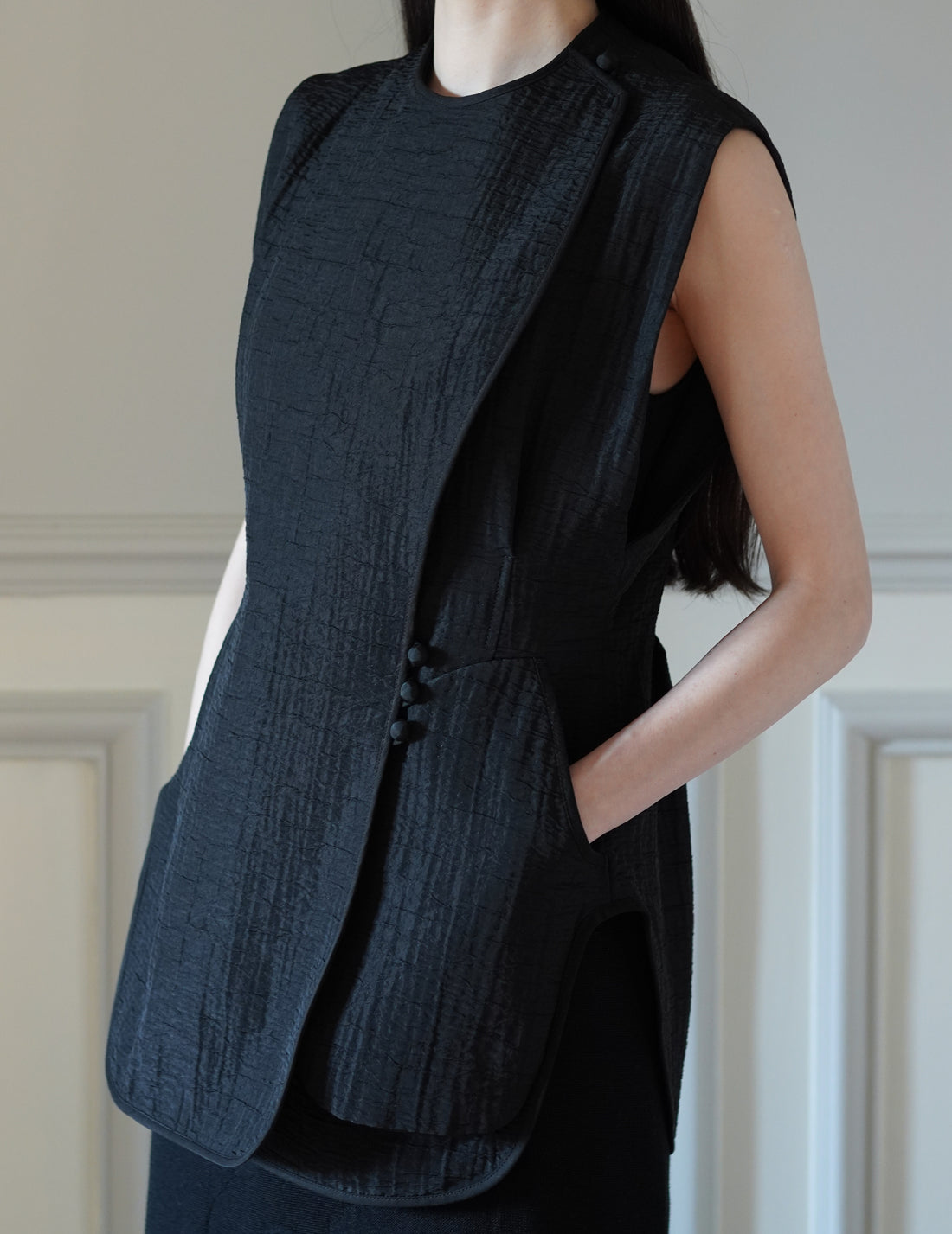 Mame Kurogouchi  | Grain Finish Flap Front Vest・Black