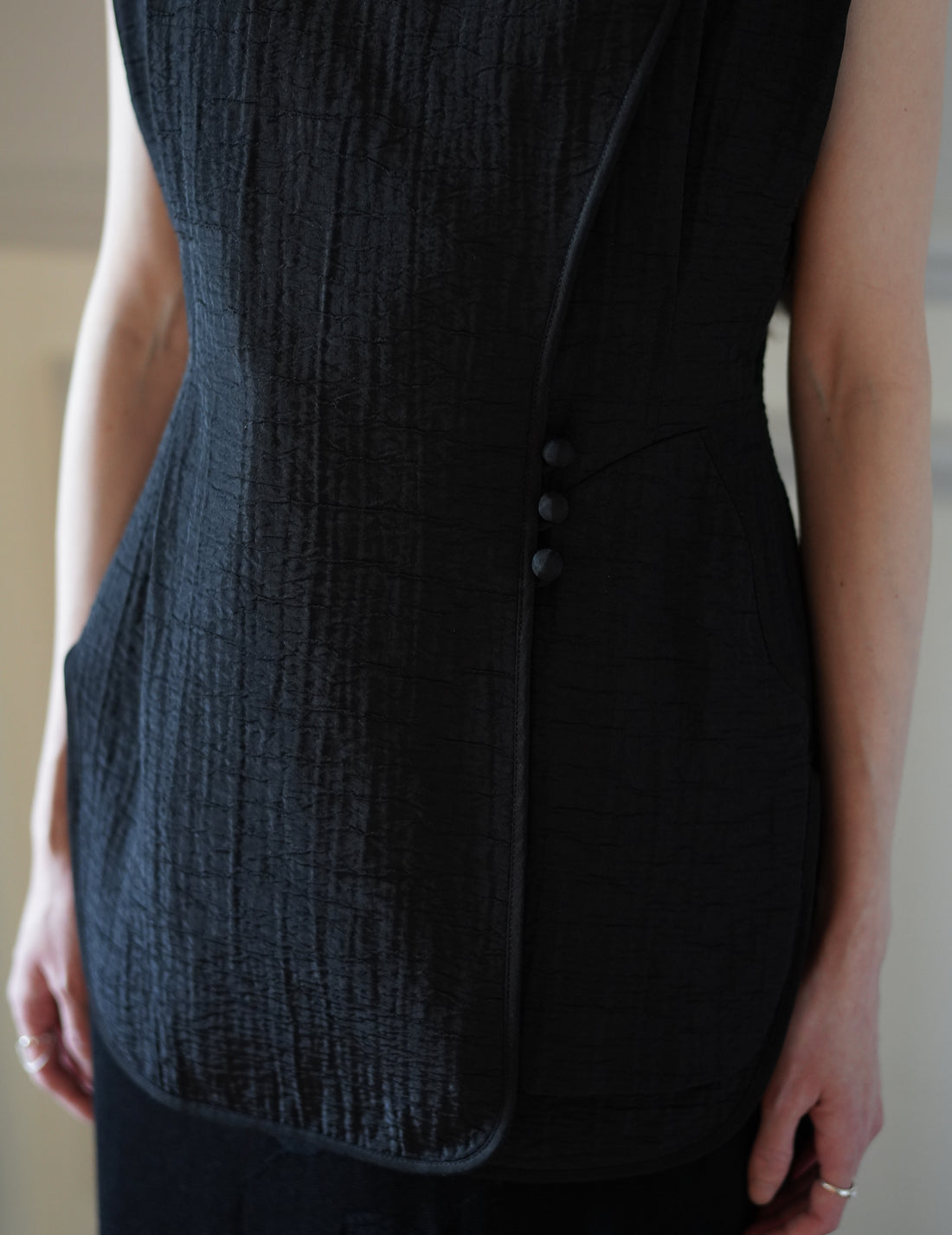 Mame Kurogouchi  | Grain Finish Flap Front Vest・Black