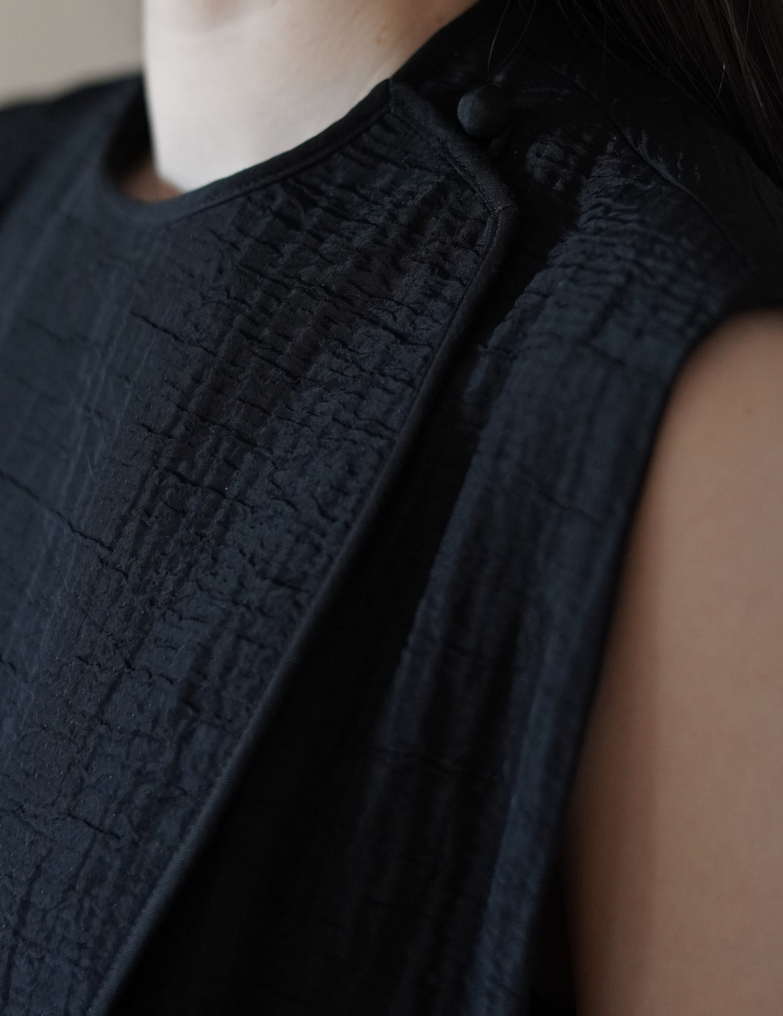 Mame Kurogouchi  | Grain Finish Flap Front Vest・Black