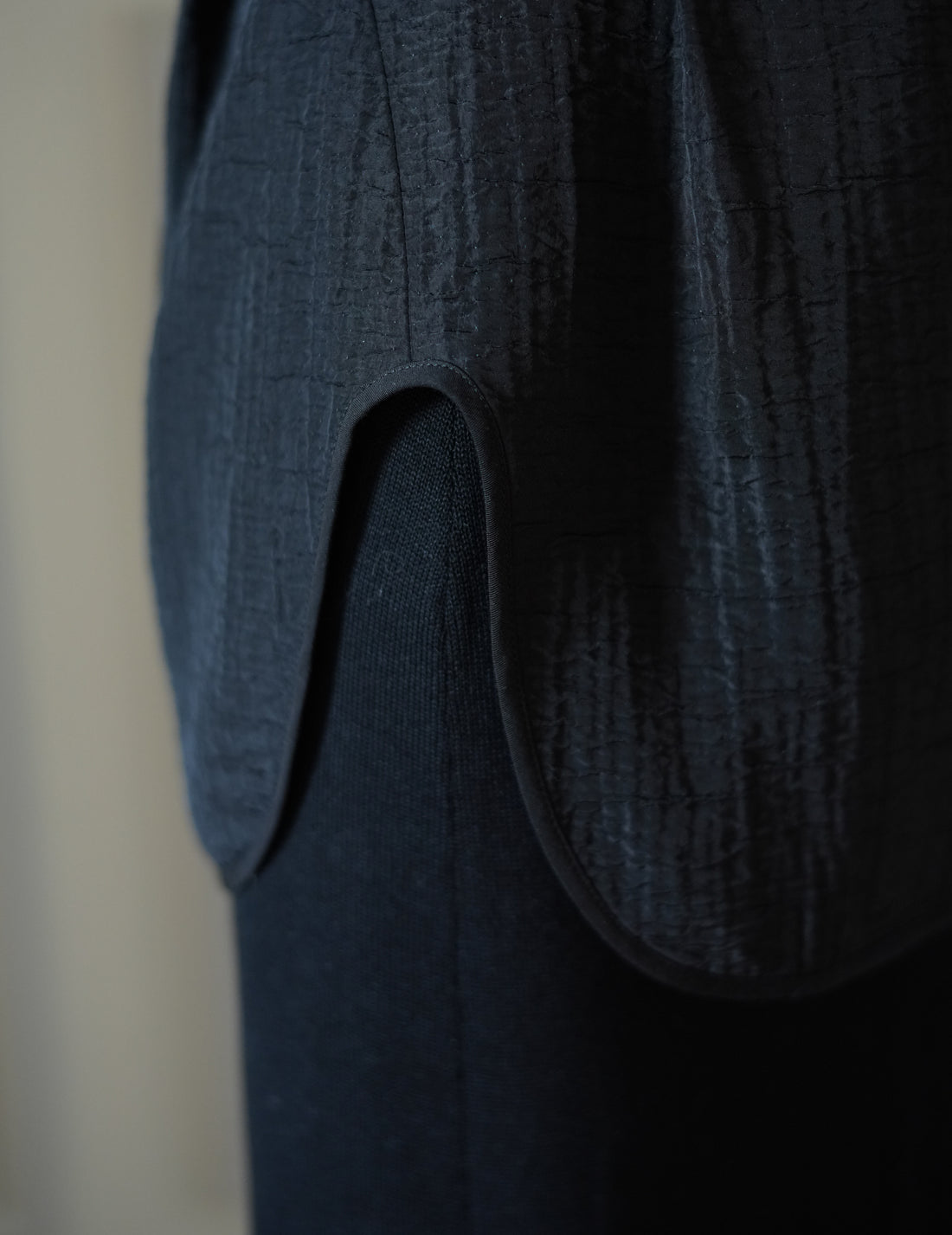 Mame Kurogouchi  | Grain Finish Flap Front Vest・Black