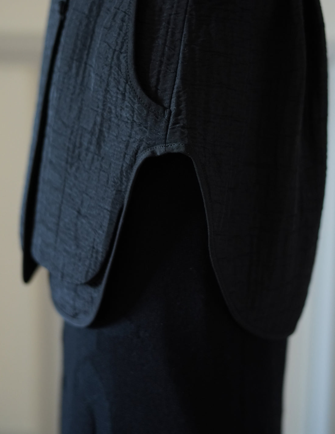 Mame Kurogouchi  | Grain Finish Flap Front Vest・Black