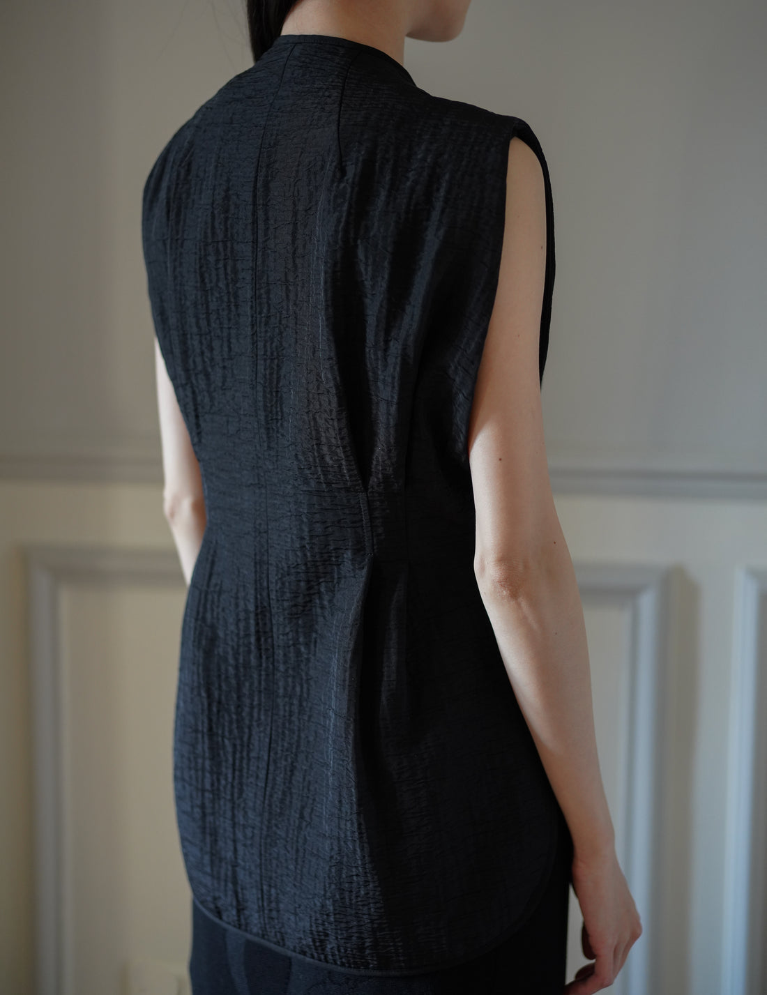 Mame Kurogouchi  | Grain Finish Flap Front Vest・Black