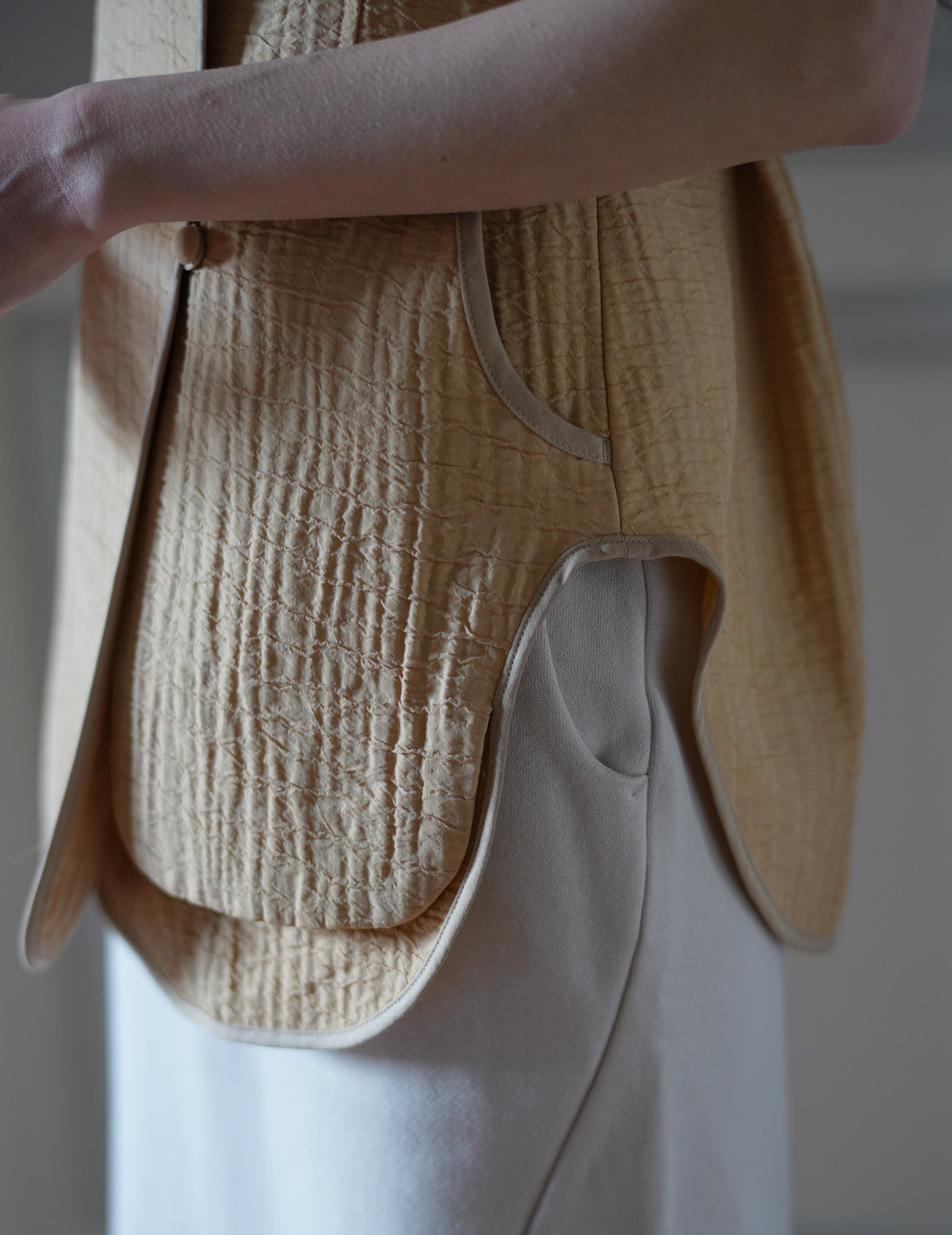 Mame Kurogouchi  | Grain Finish Flap Front Vest・Beige