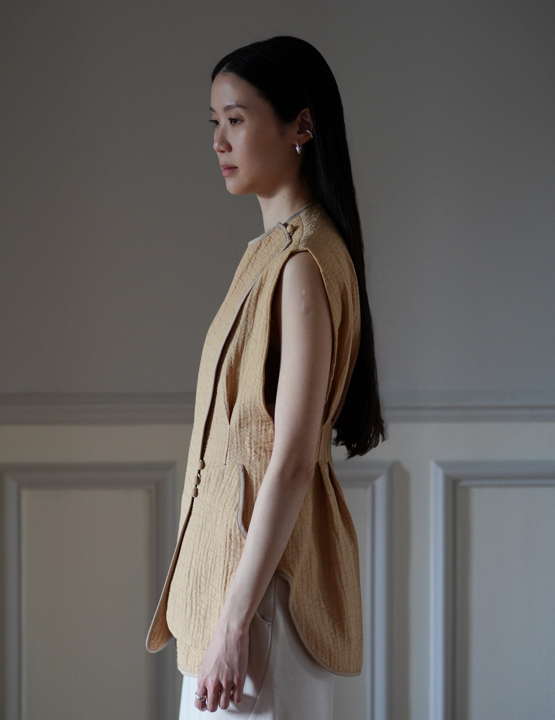 Mame Kurogouchi  | Grain Finish Flap Front Vest・Beige