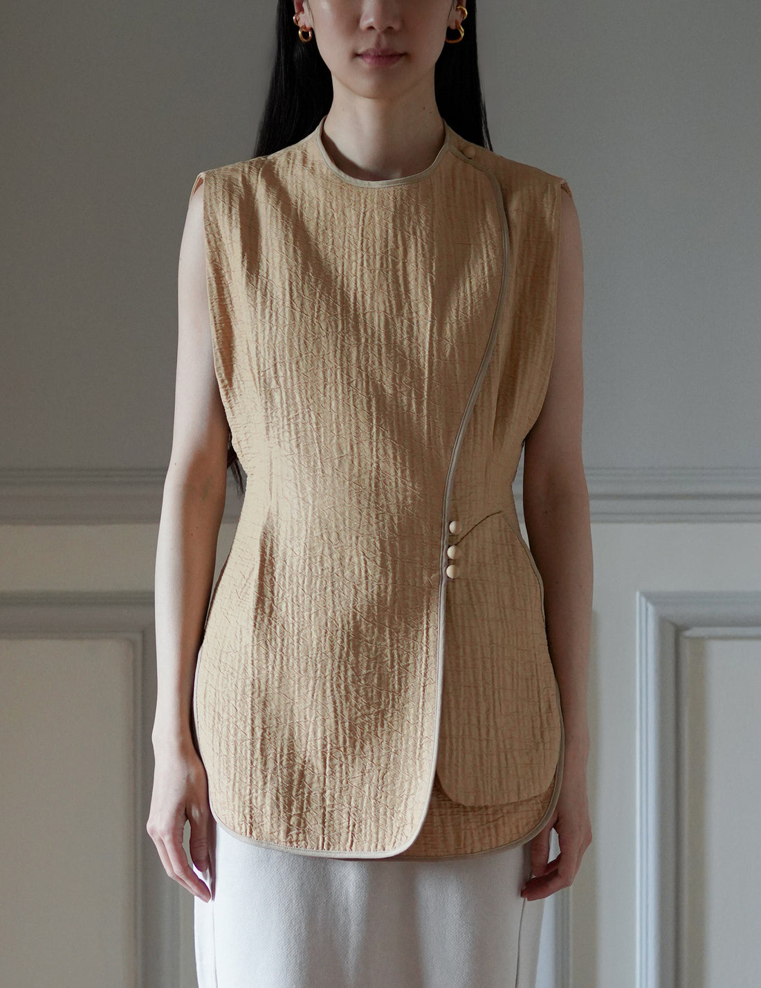 Mame Kurogouchi  | Grain Finish Flap Front Vest・Beige