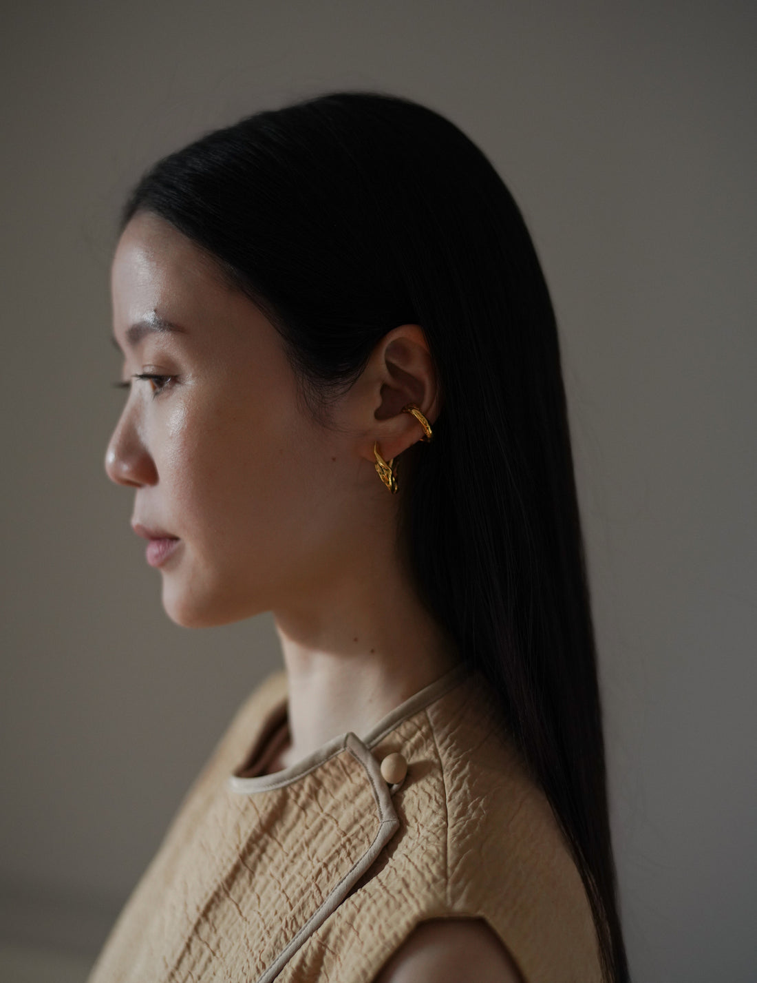 Mame Kurogouchi  | Grain Finish Flap Front Vest・Beige