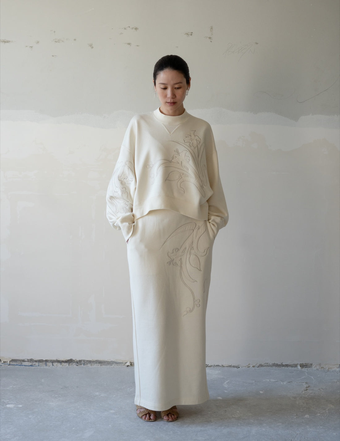 Floral Embroidery Short Sweat Top・Ecru