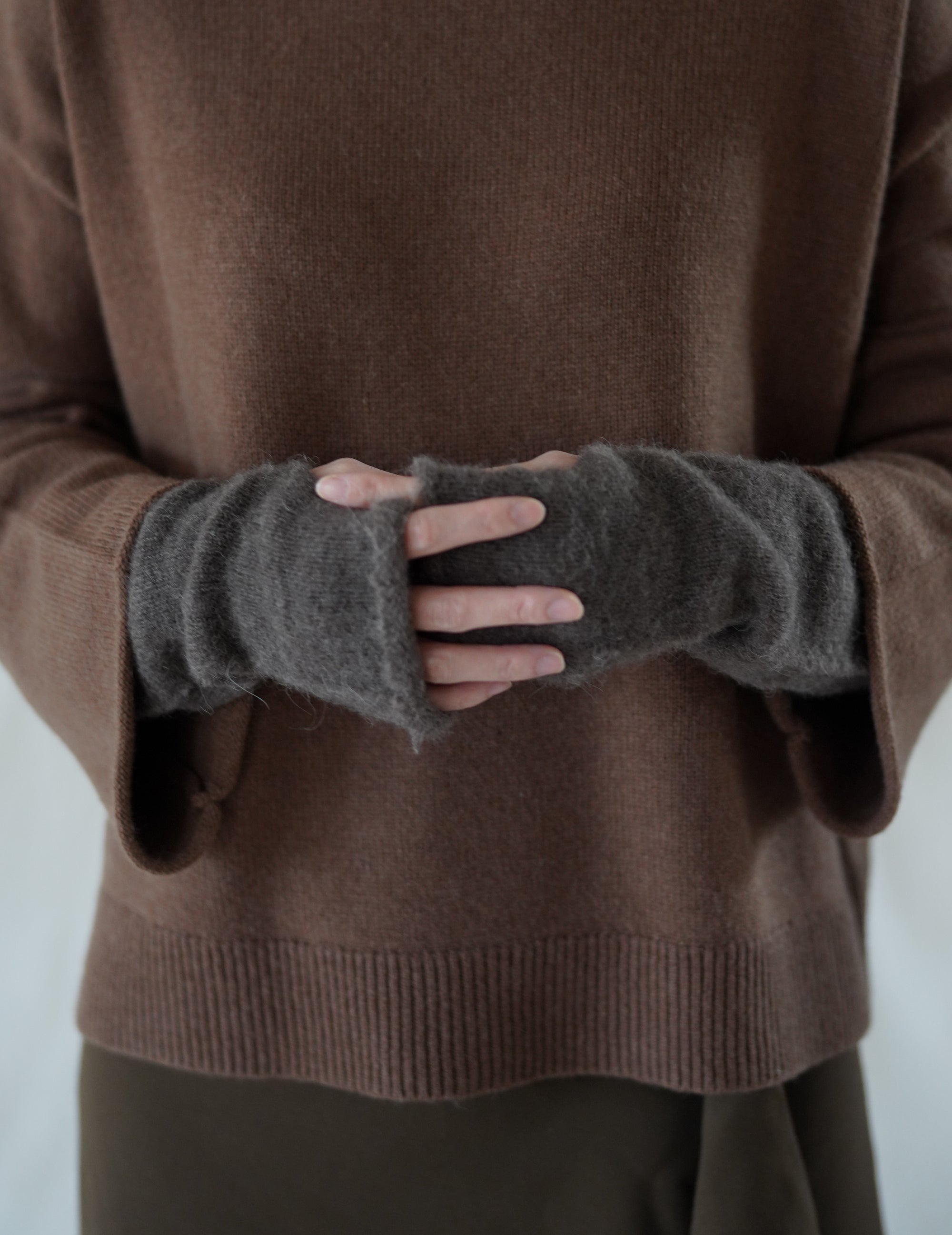 HANA MITTENS - DARK TAUPE