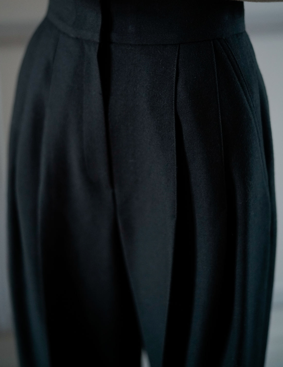 SANDBEIGE | Marlenka Cropped Wool Pants・Dark Khaki